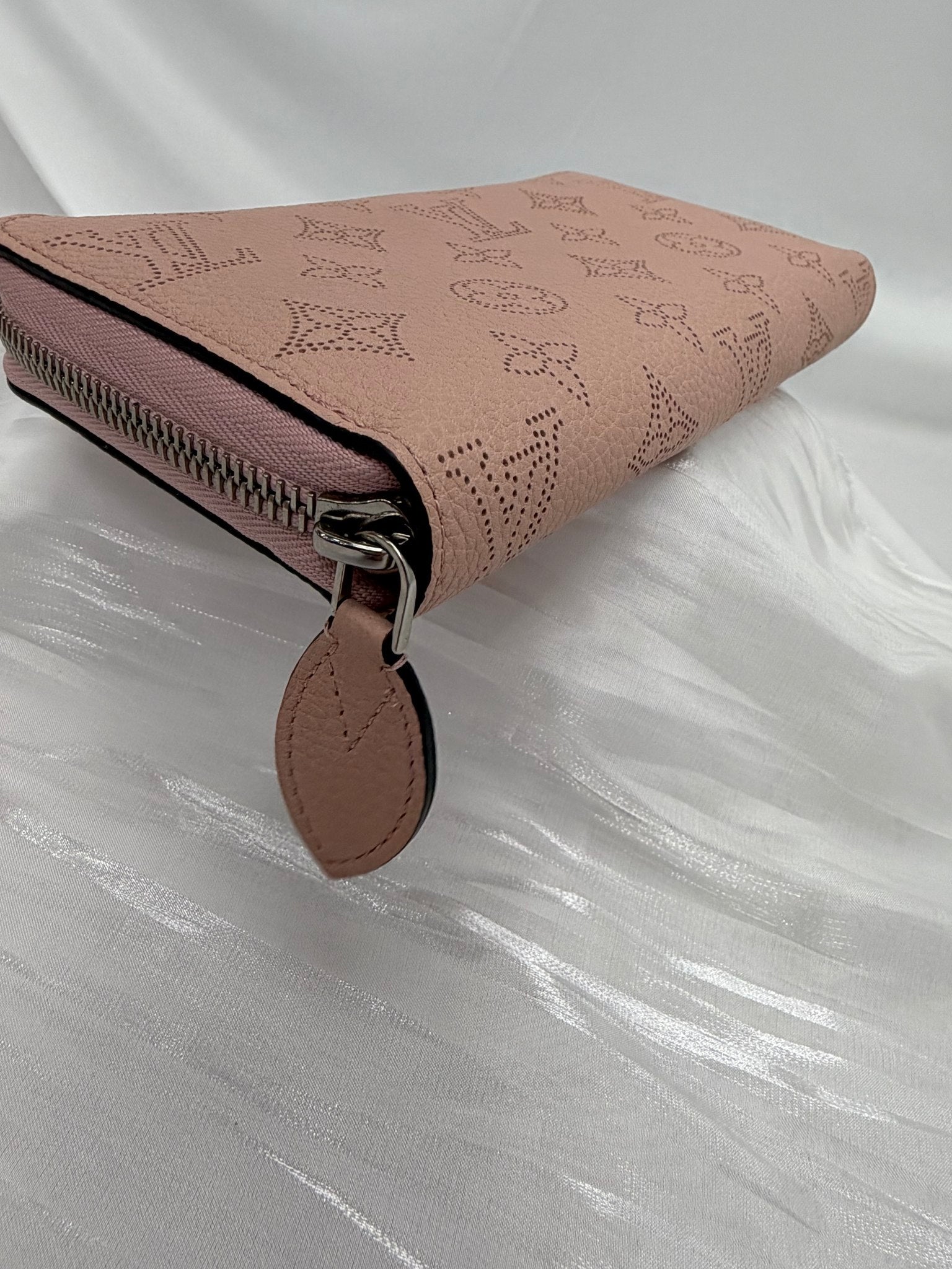 Louis Vuitton Dusty Rose Mahina Leather Zippy Wallet