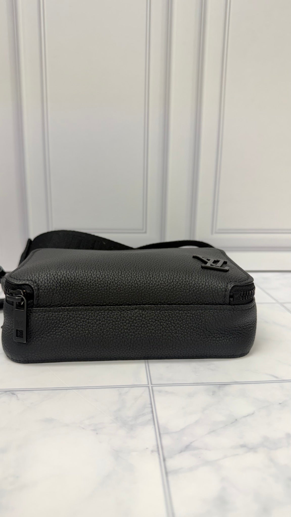 Louis Vuitton Black Grained Leather Aerogram Alpha Wearable Wallet Shoulder Bag 