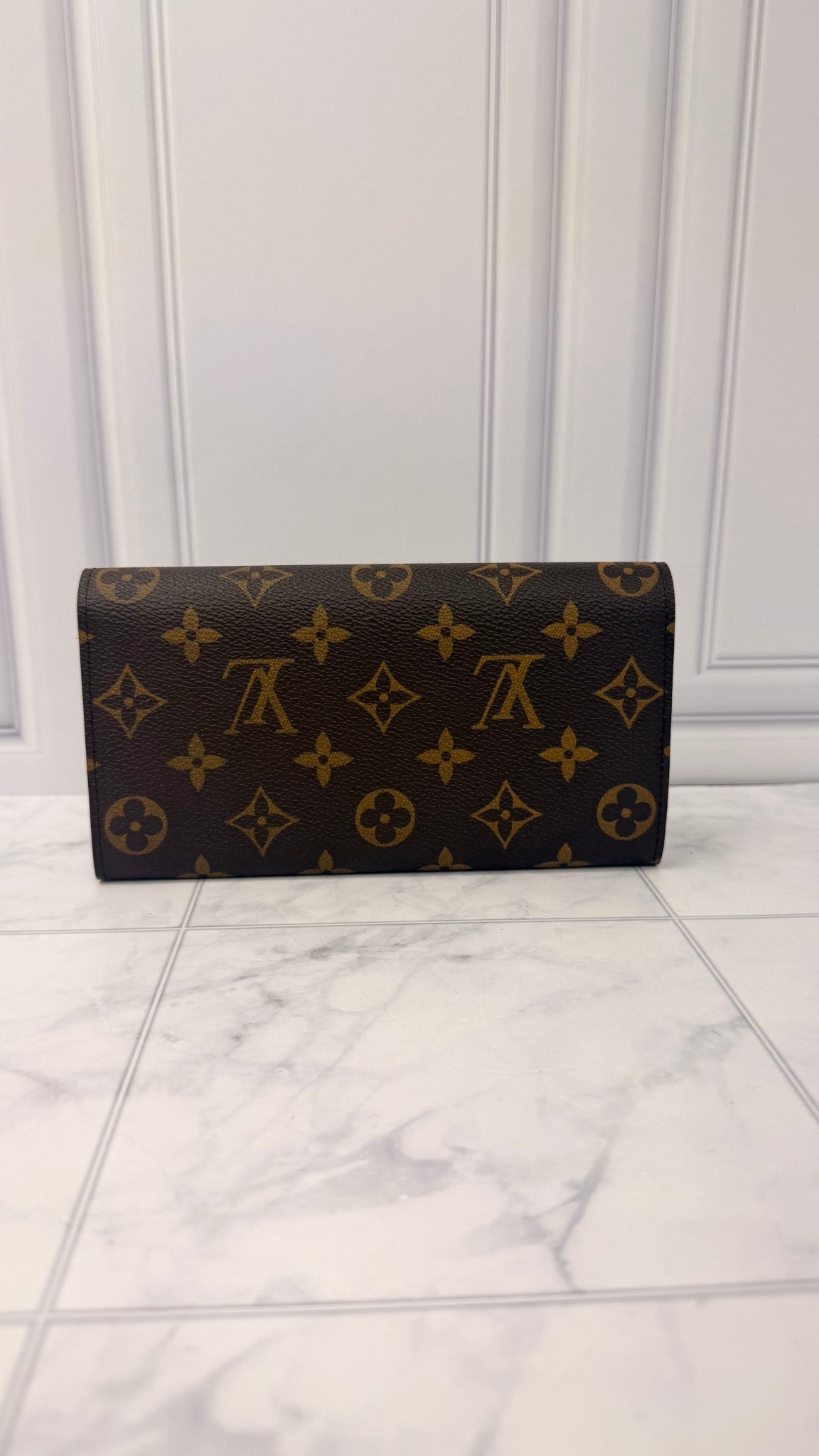 LIKE NEW - Louis Vuitton Monogram Sarah Wallet 