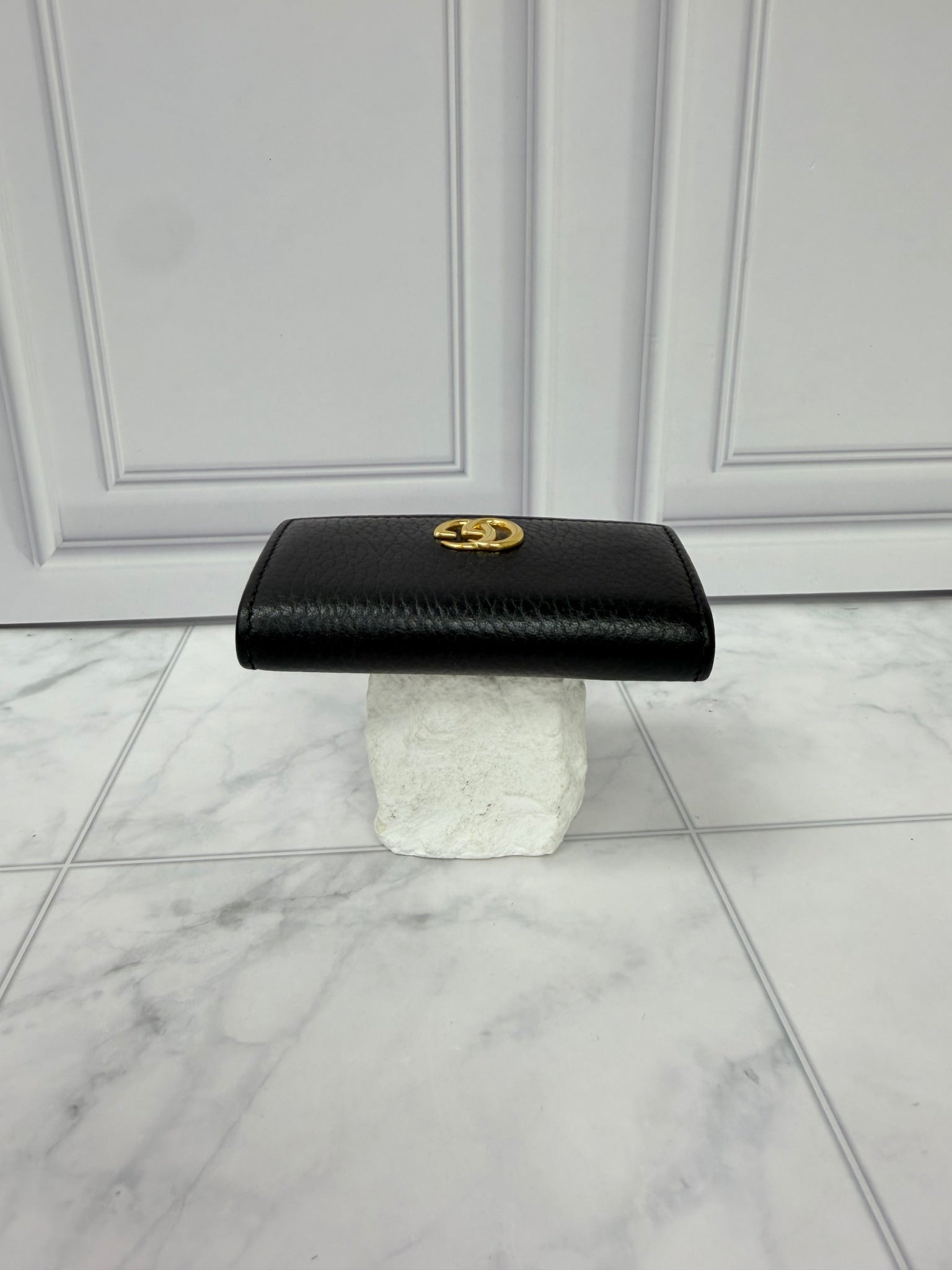 Gucci Black Grained Leather GG Marmont 6 Key Holder 