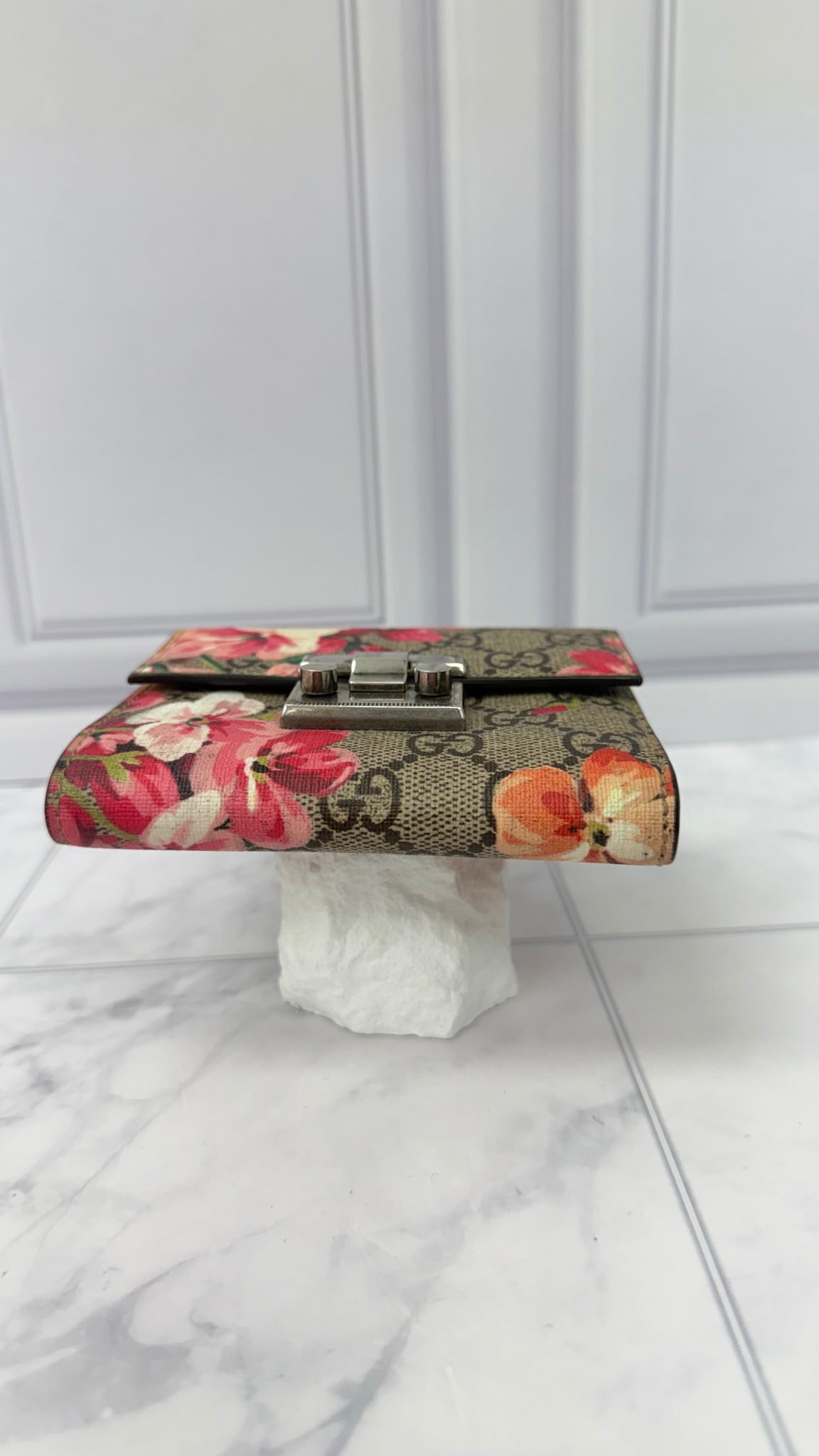 Gucci GG Supreme Blooms Padlock Compact Wallet 