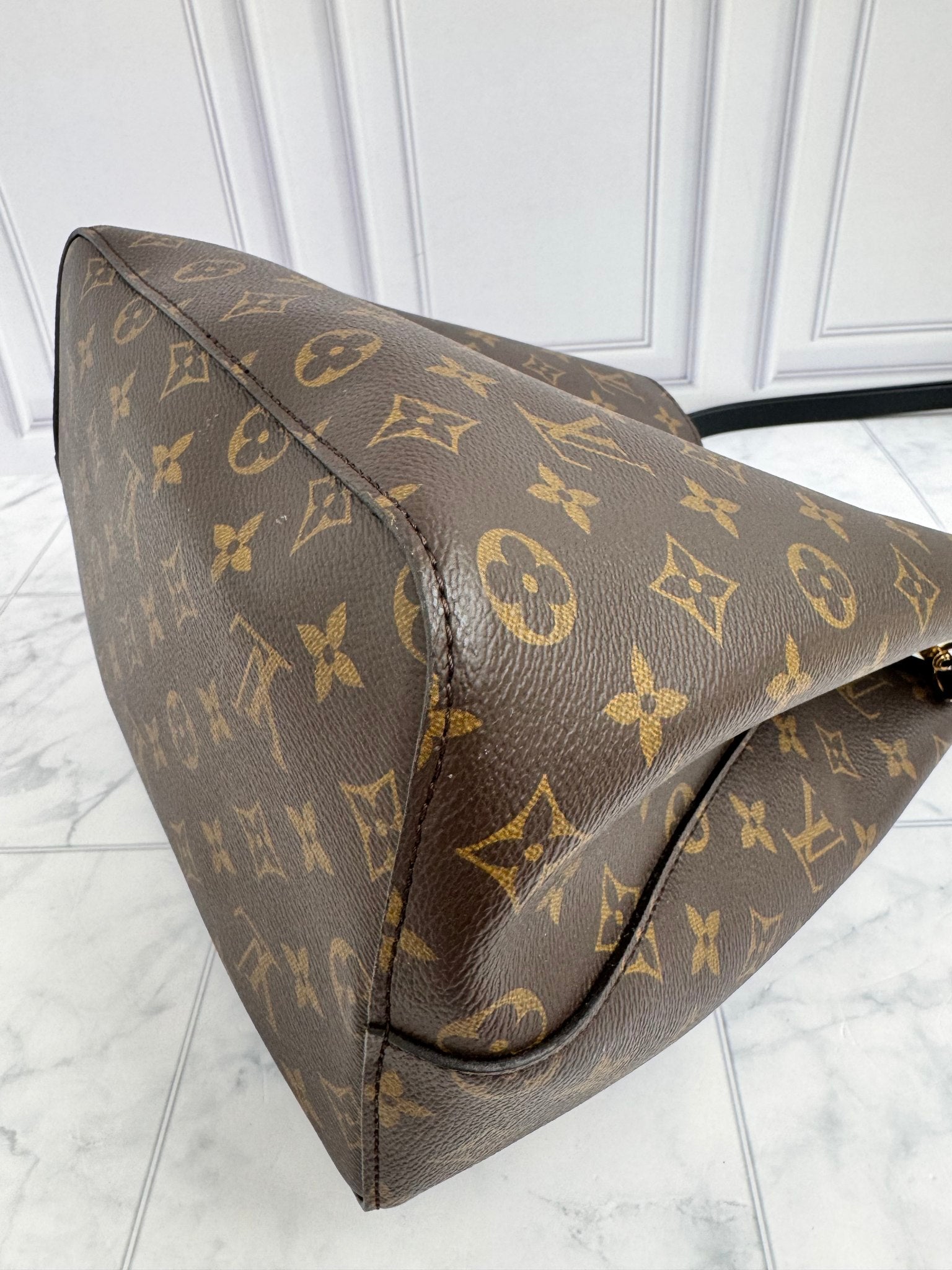 LIKE NEW - Louis Vuitton Neo Noe Shoulder Bag MM