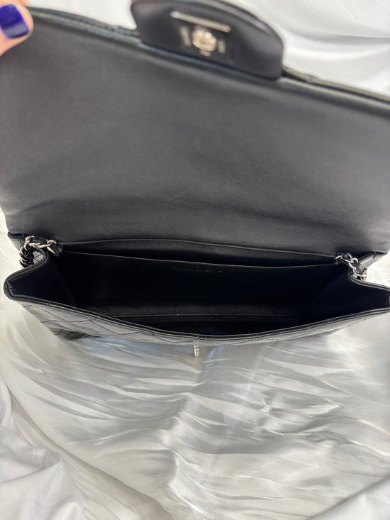 https://res.cloudinary.com/dyql5hig8/image/upload/v1759857376/nodrjmxxfeeiw7nr9lk6.jpg