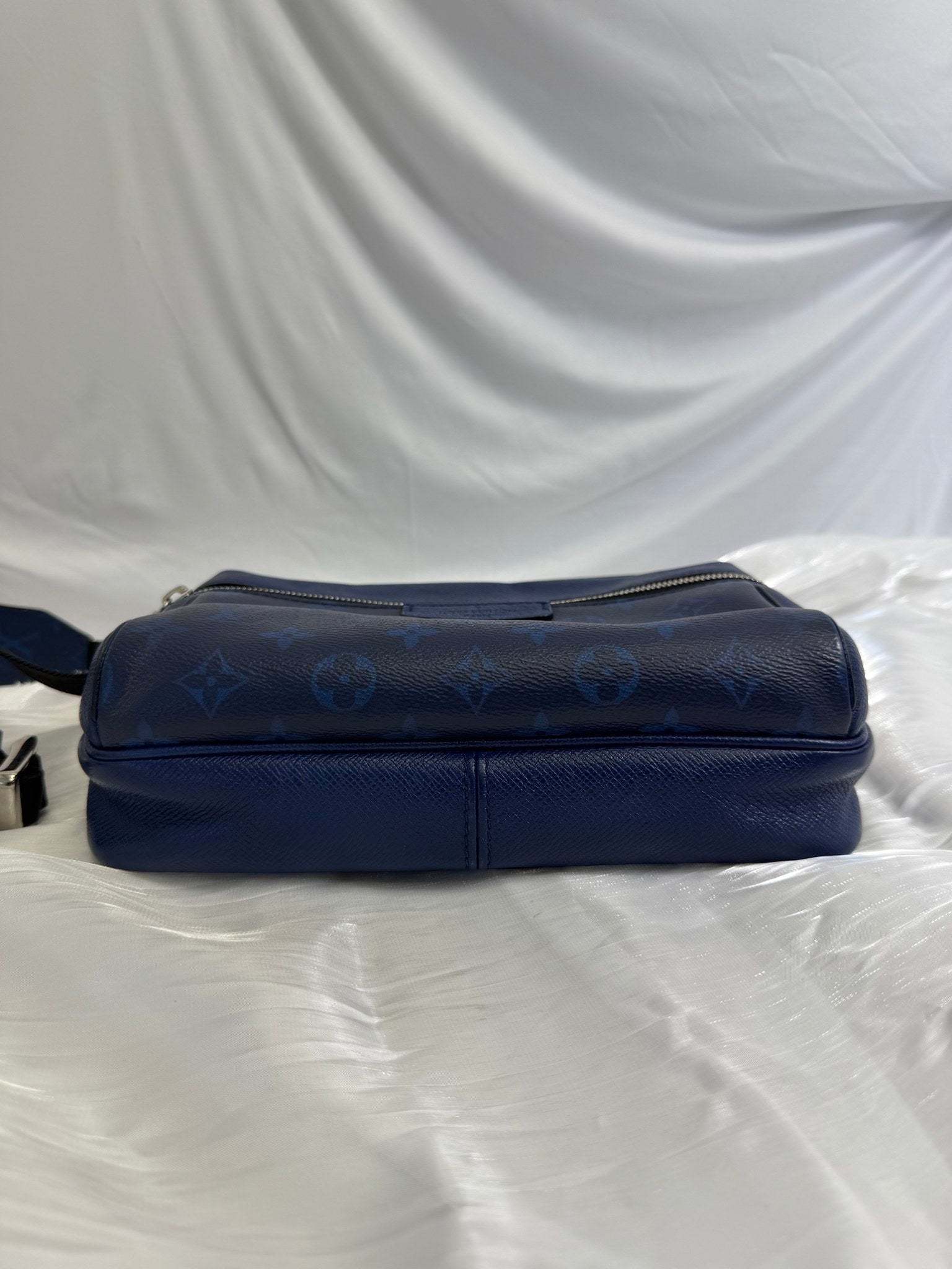 Louis Vuitton Blue Taiga Outdoor Messenger Bag