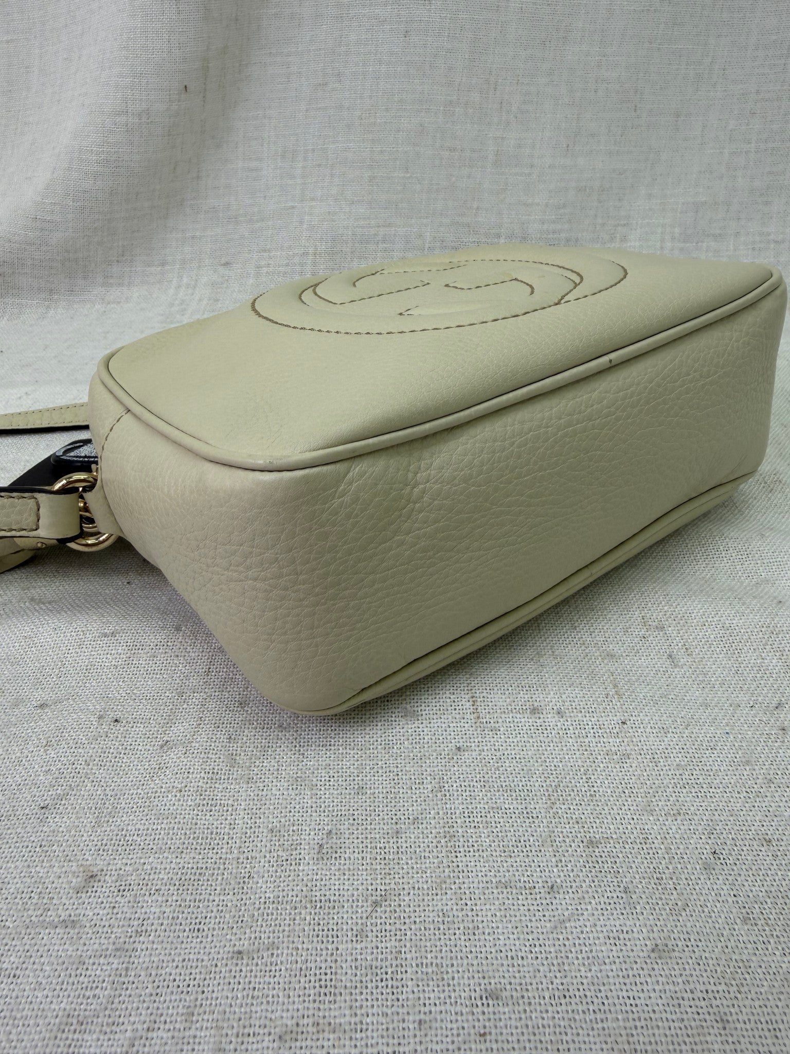 Gucci Cream Pebbled Leather Soho Camera Bag