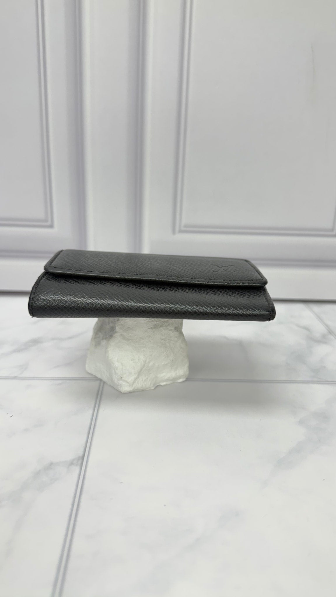 Louis Vuitton Black Taiga Leather 6-key Holder