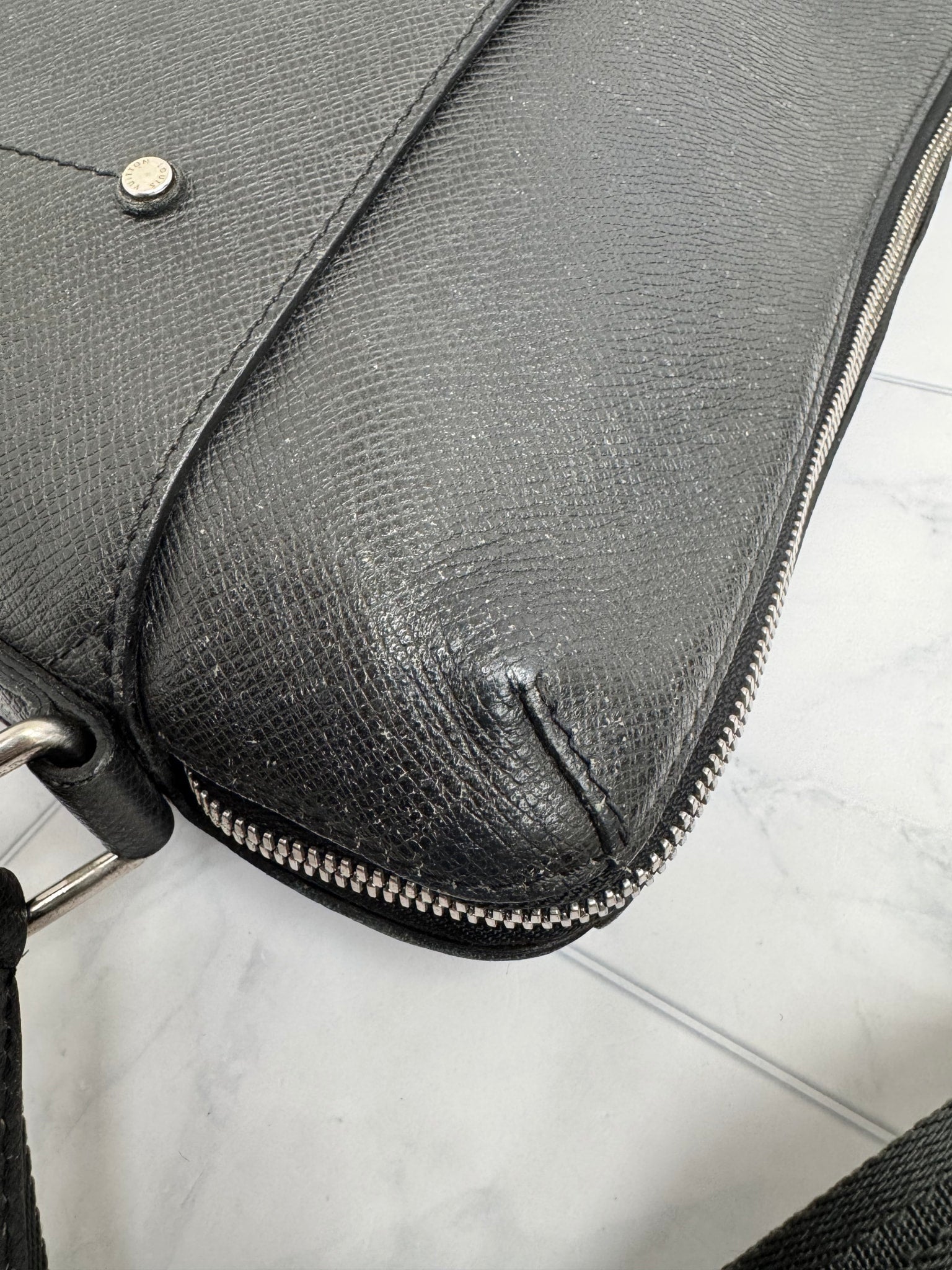 Louis Vuitton Black Taiga Grigori Messenger Bag MM