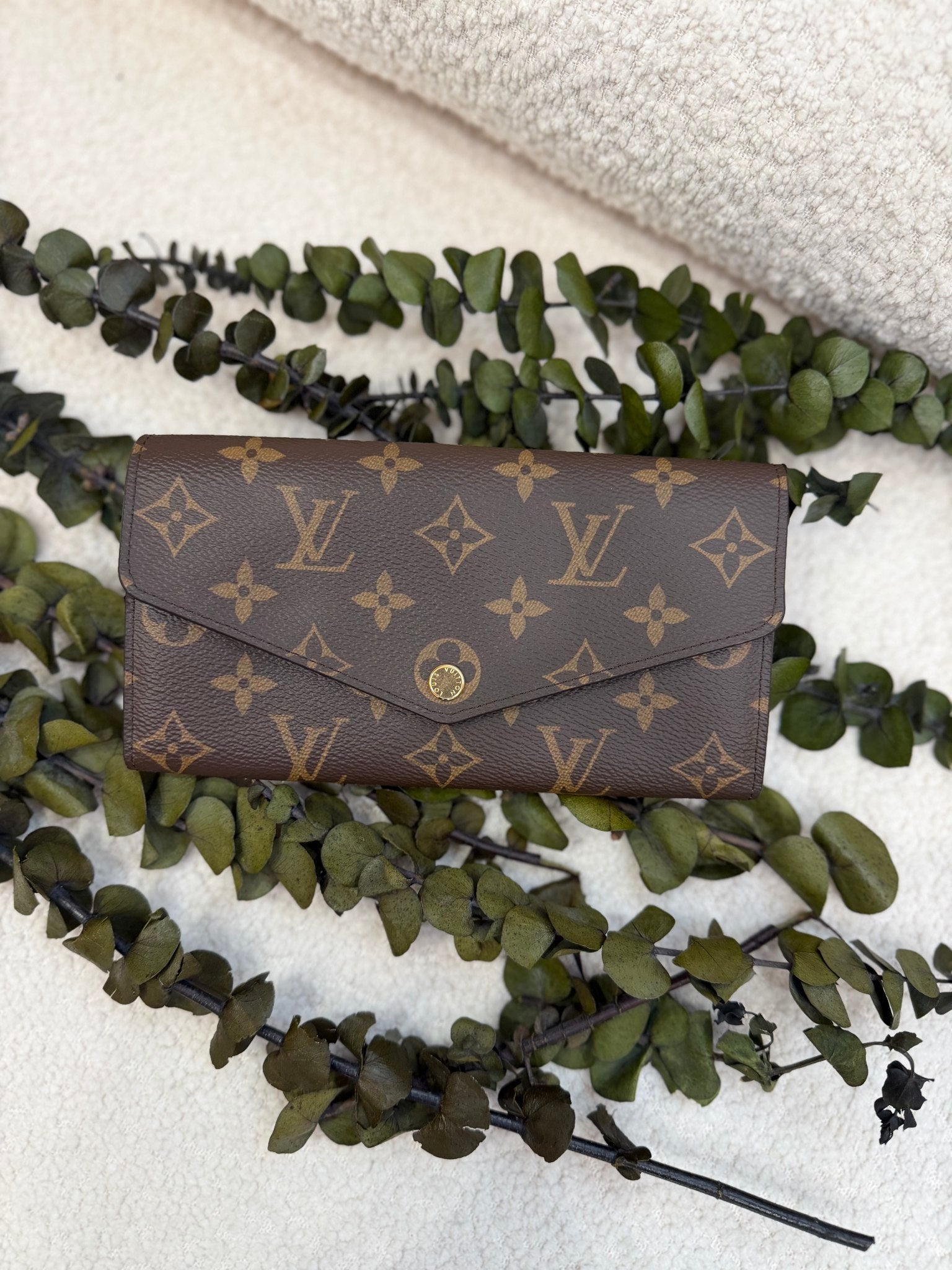 BRAND NEW- Louis Vuitton Monogram & Fuchsia Sarah Wallet