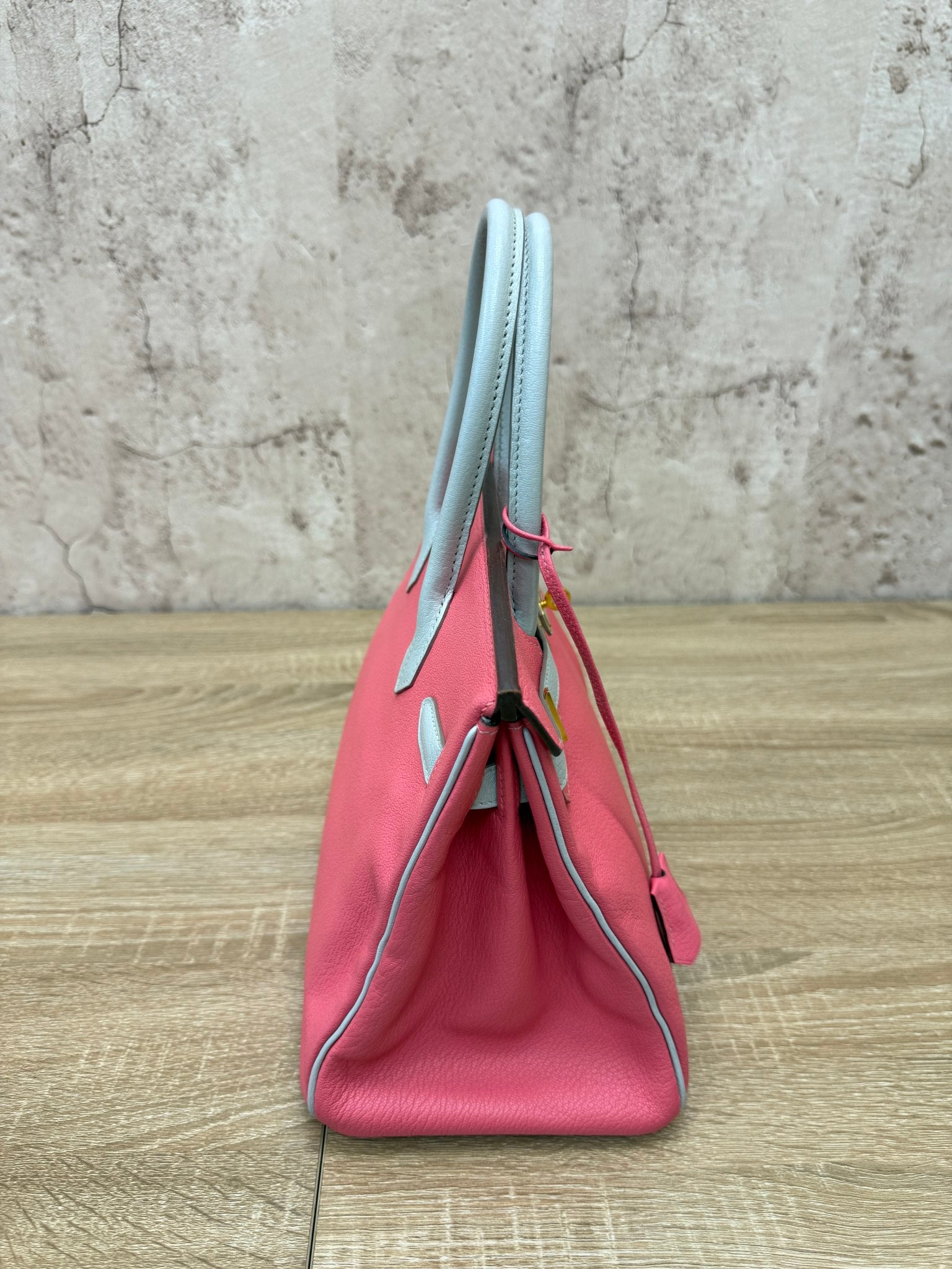 https://res.cloudinary.com/dyql5hig8/image/upload/v1758137613/oq0cfirtvbewnhvidpfr.jpg