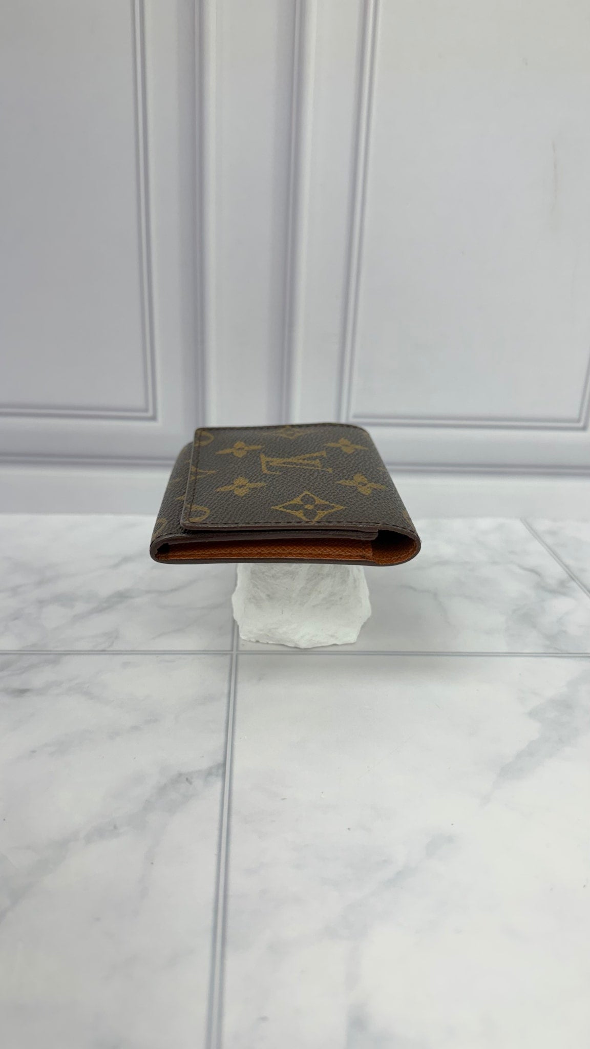 LIKE NEW - Louis Vuitton Monogram Card Case 
