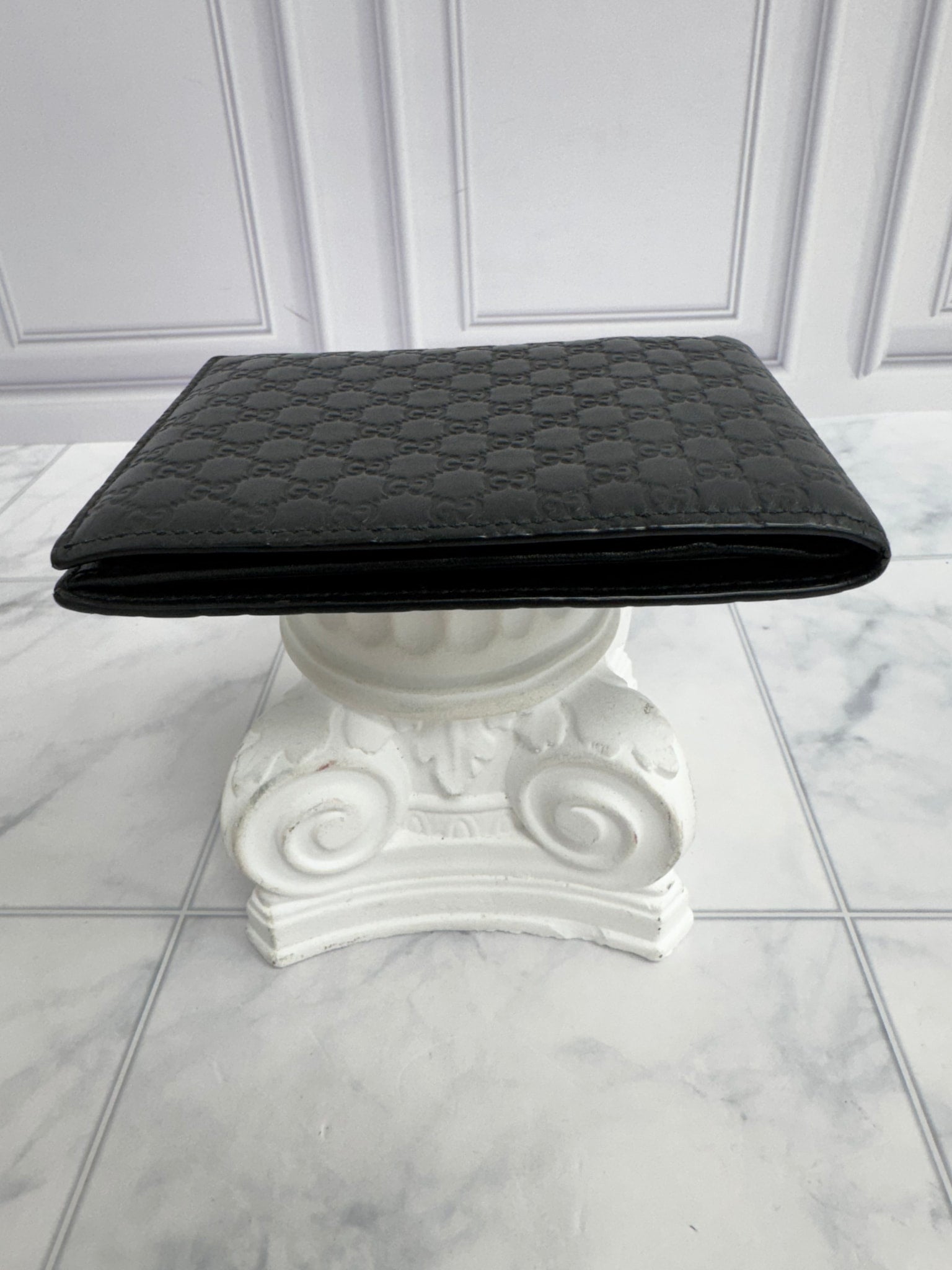 LIKE NEW - Gucci Black Microguccissima Embossed Bi Fold Wallet 
