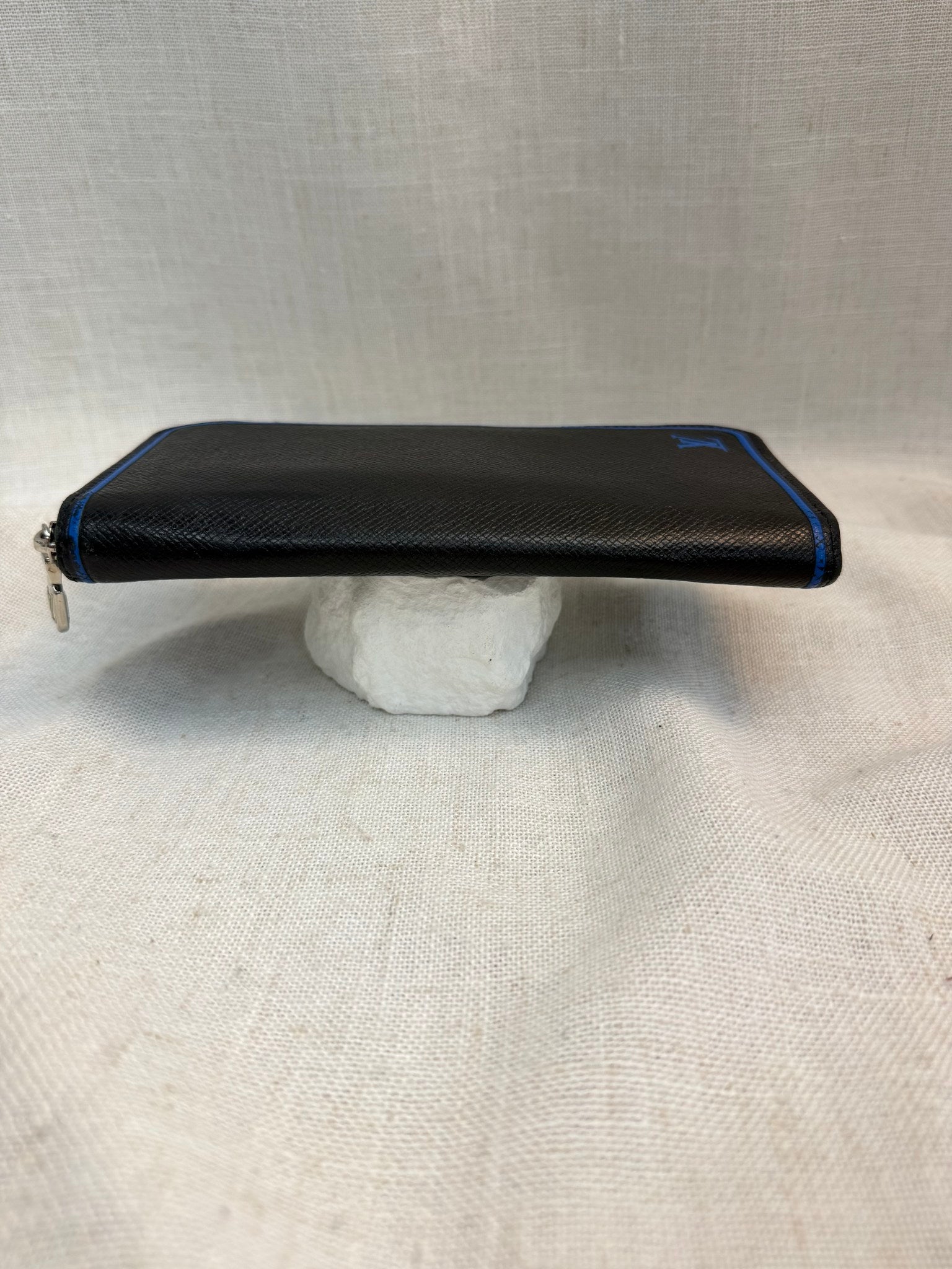 Louis Vuitton Black Leather Taiga Zippy Wallet