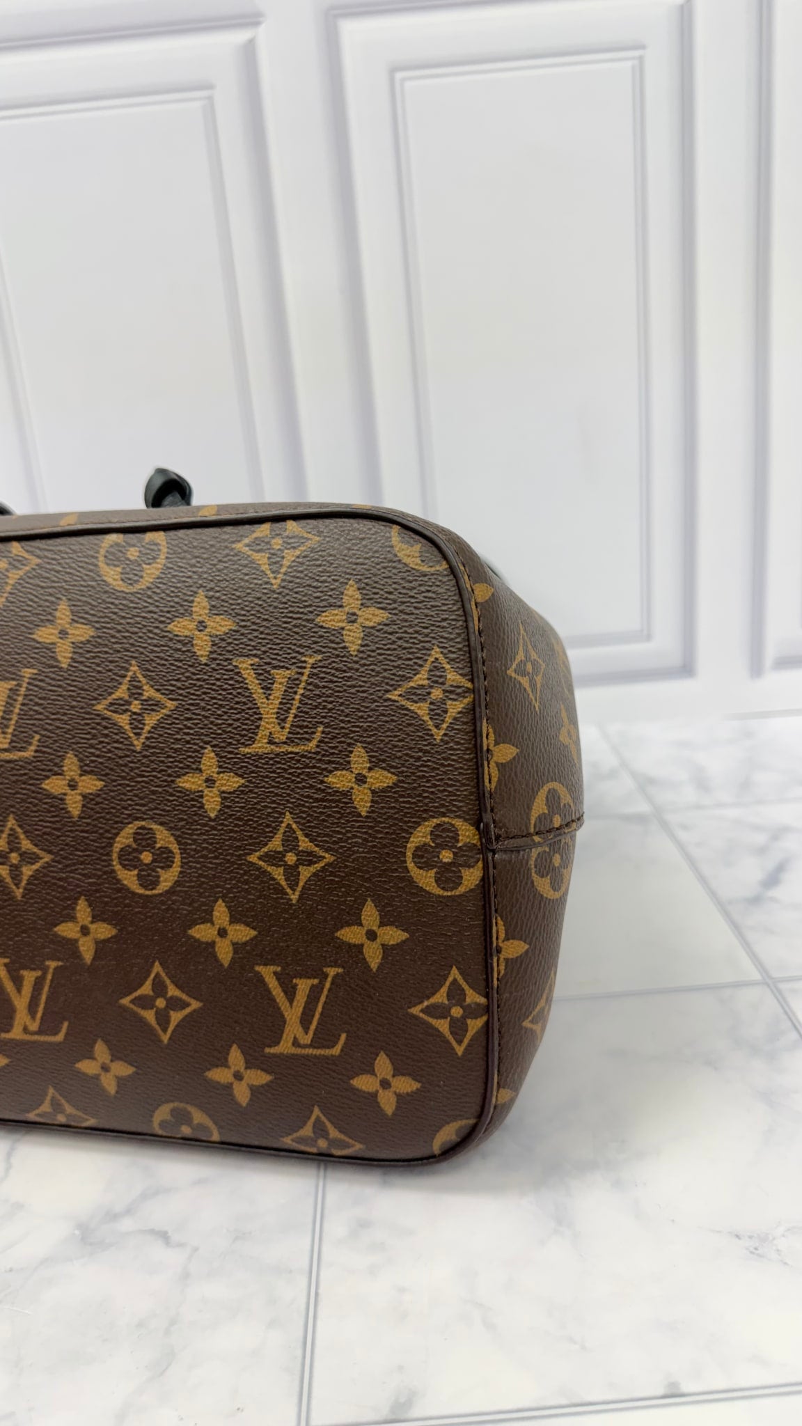 LIKE NEW - Louis Vuitton Monogram NeoNoe MM Bucket Shoulder Bag 