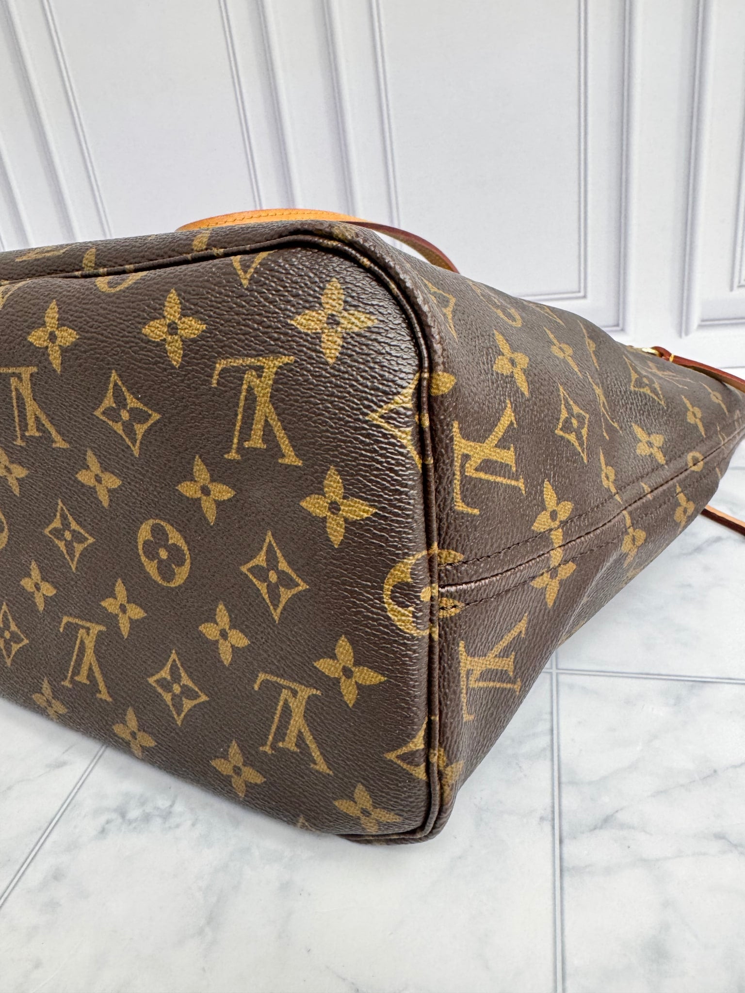 LIKE NEW - Louis Vuitton Monogram Neverfull Tote Bag MM
