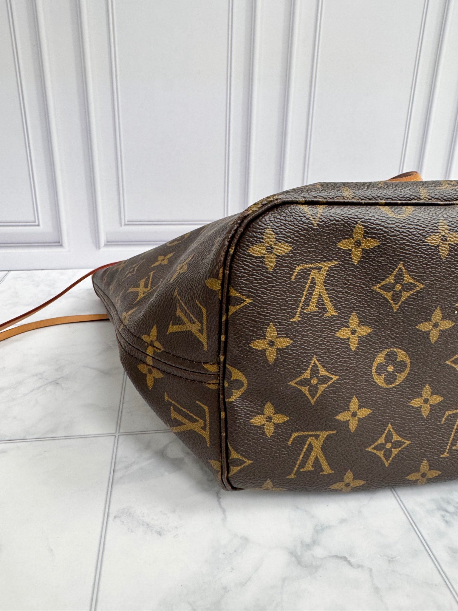 LIKE NEW - Louis Vuitton Monogram Neverfull Tote Bag MM