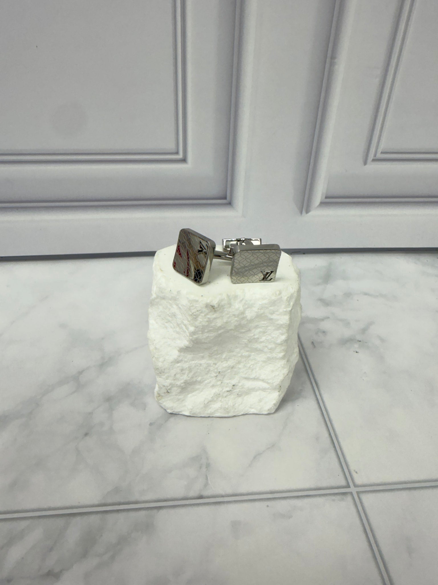 LIKE NEW - Louis Vuitton Damier Ebene Bouton De Manchette Cufflinks And Case 