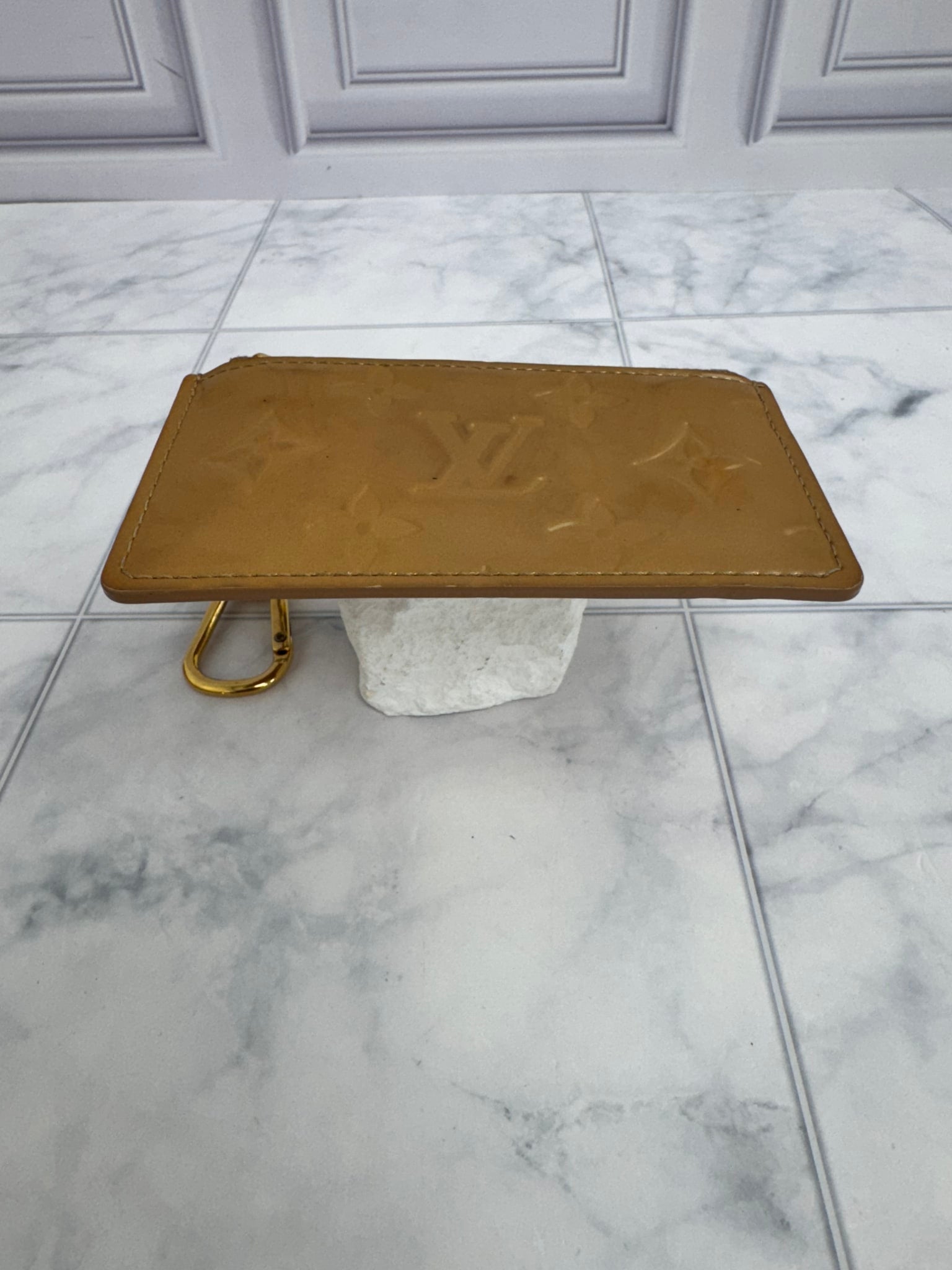 Louis Vuitton Beige Vernis Key Cles
