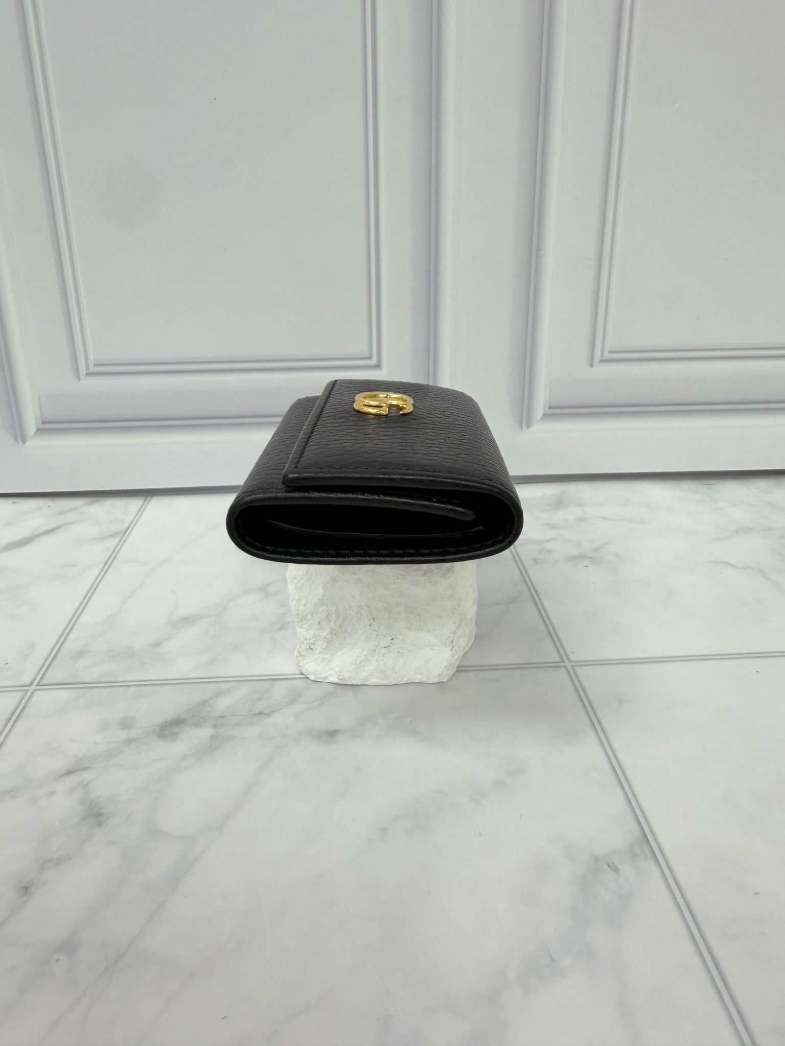 Gucci Black Grained Leather GG Marmont 6 Key Holder 