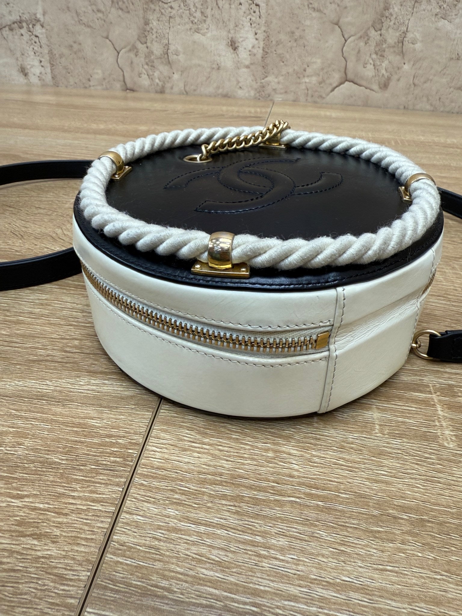 Chanel White & Black En Vogue Round Bag