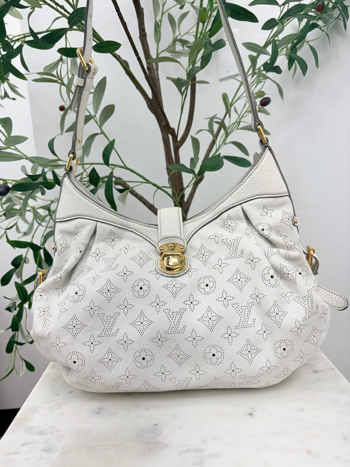 Louis Vuitton White Leather Monogram Mahina Hobo Shoulder Bag