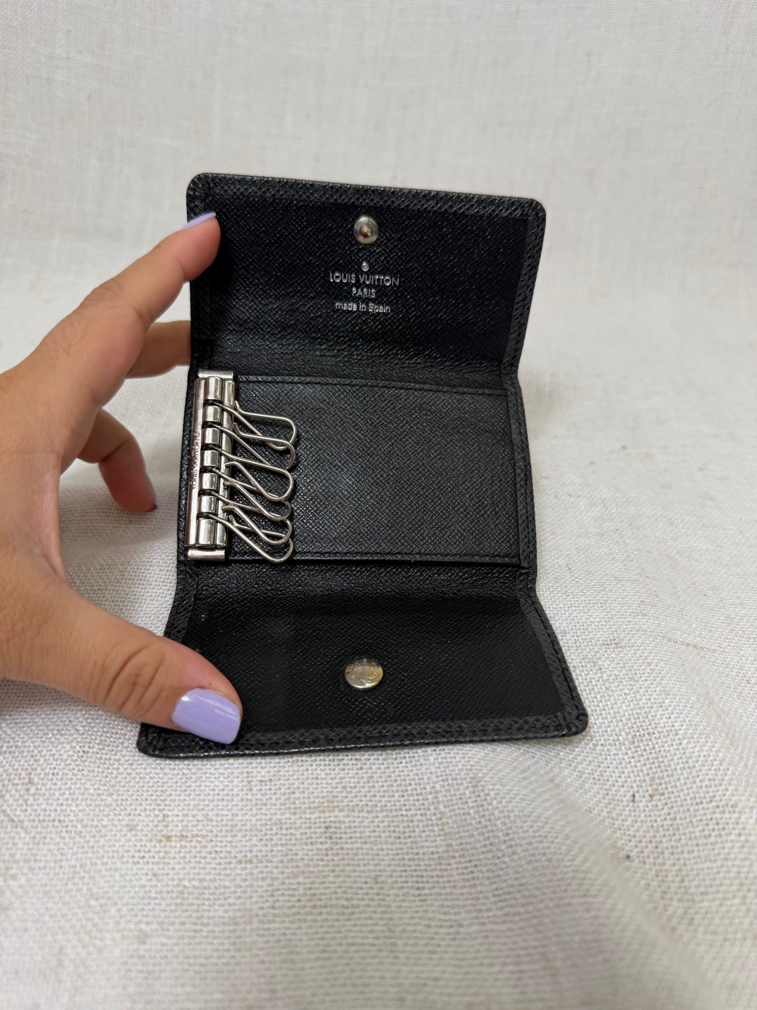 Louis Vuitton Black Taiga Leather 6 Key Holder Case