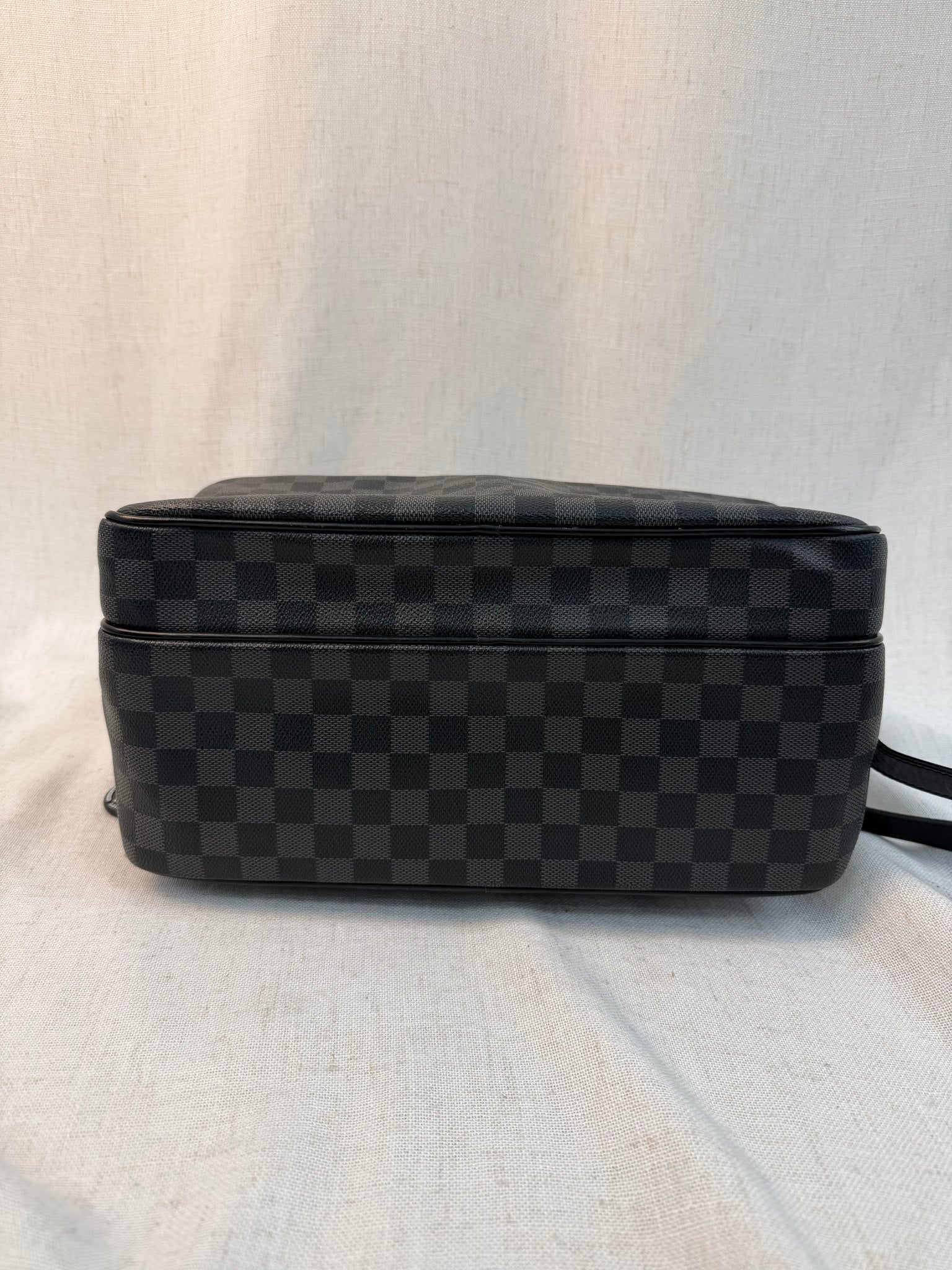 Louis Vuitton Damier Graphite Leoh Messenger Bag