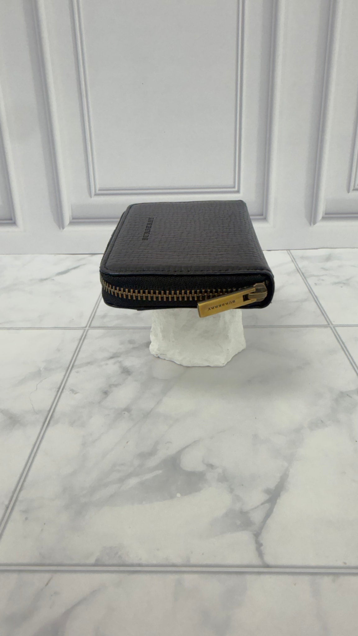 LIKE NEW - Burberry Black Grained Leather Zippy Compact Wallet 