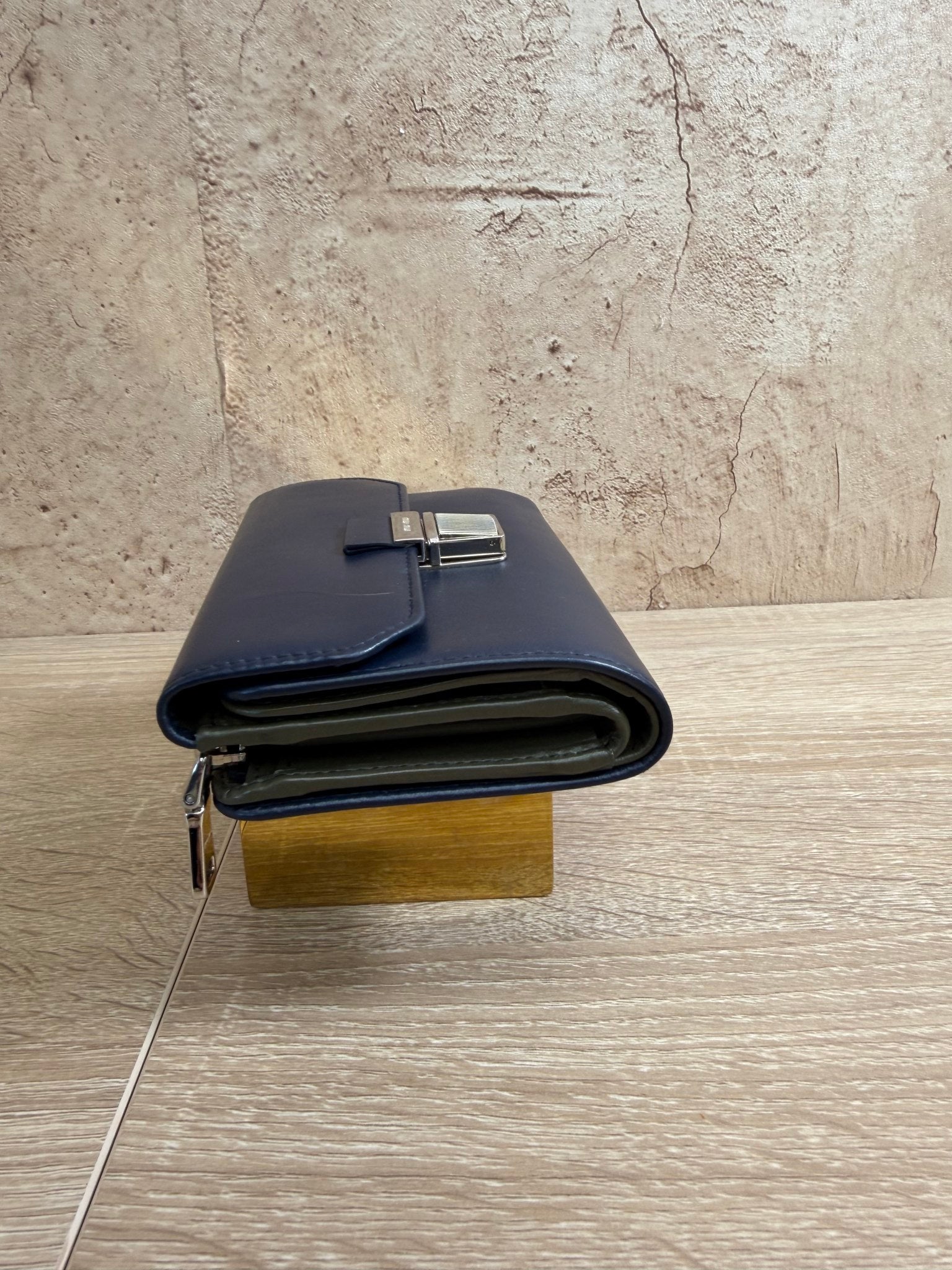 https://res.cloudinary.com/dyql5hig8/image/upload/v1758663303/t288iskdd1iclldcasag.jpg