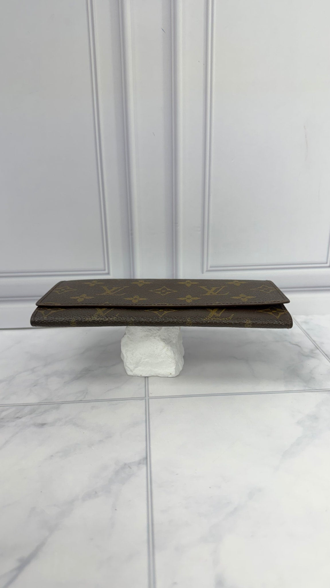 LIKE NEW - Louis Vuitton Monogram Porte Yen Long Wallet 