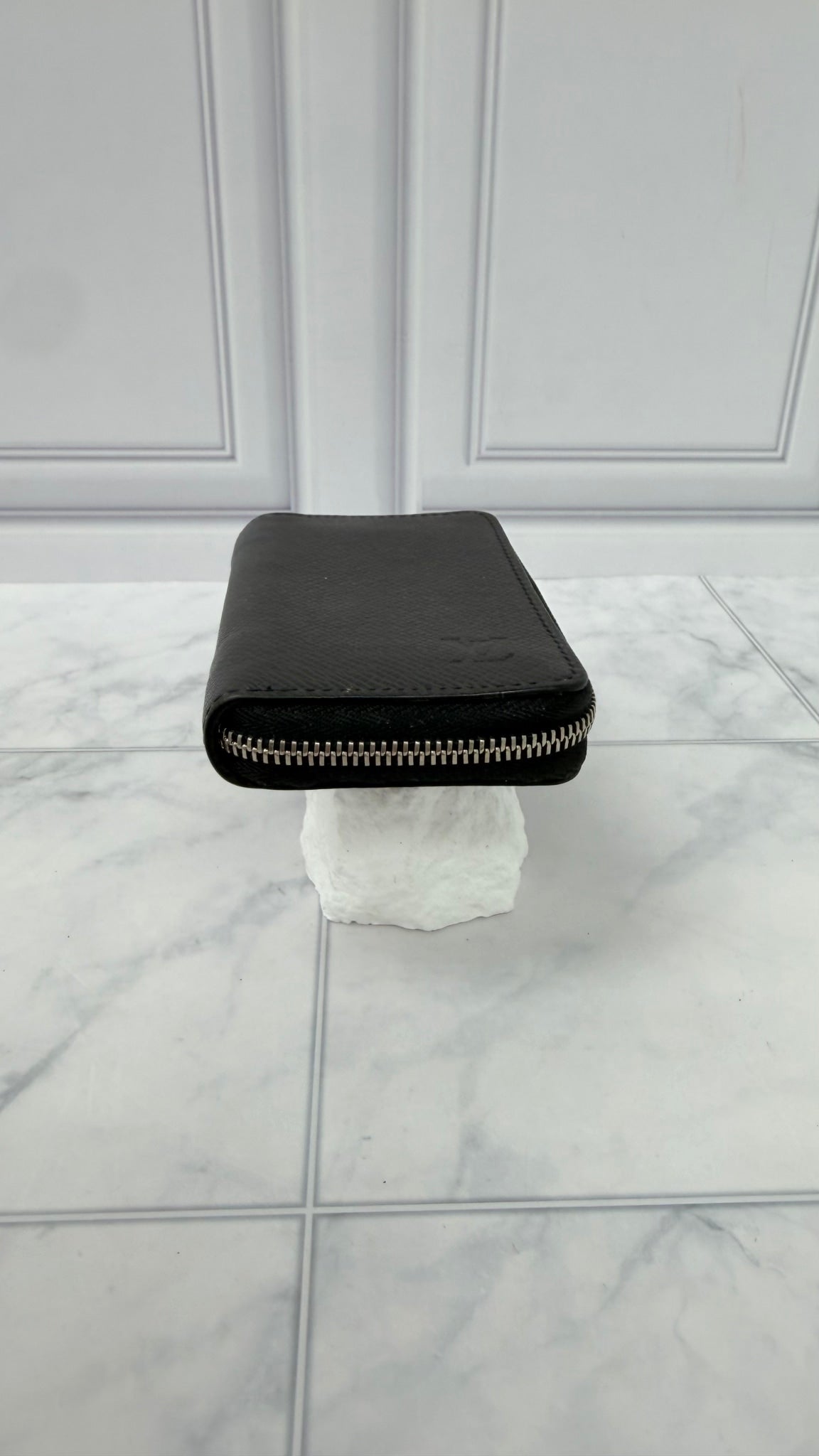 Louis Vuitton Black Taiga Leather Zippy Wallet