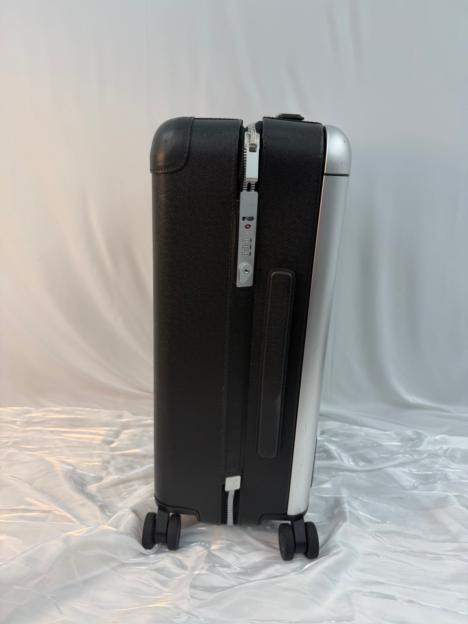 Louis Vuitton Black Leather Taiga Horizon 55 Roller Bag