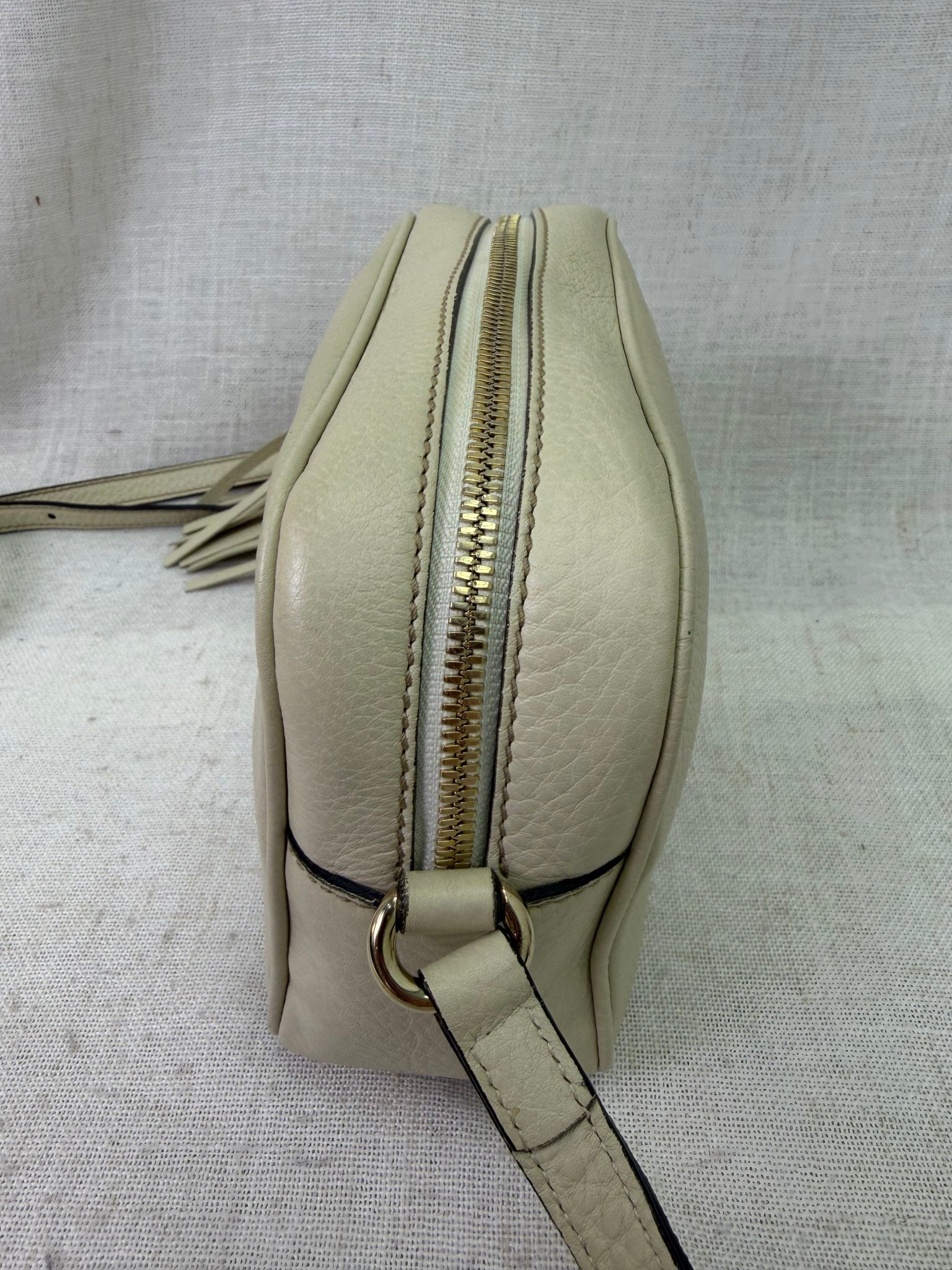 Gucci Cream Pebbled Leather Soho Camera Bag