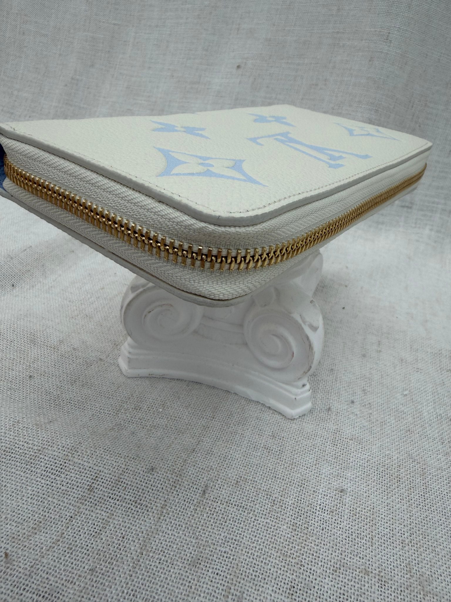 LIKE NEW- Louis Vuitton White & Blue Empreinte By The Pool Zippy Wallet