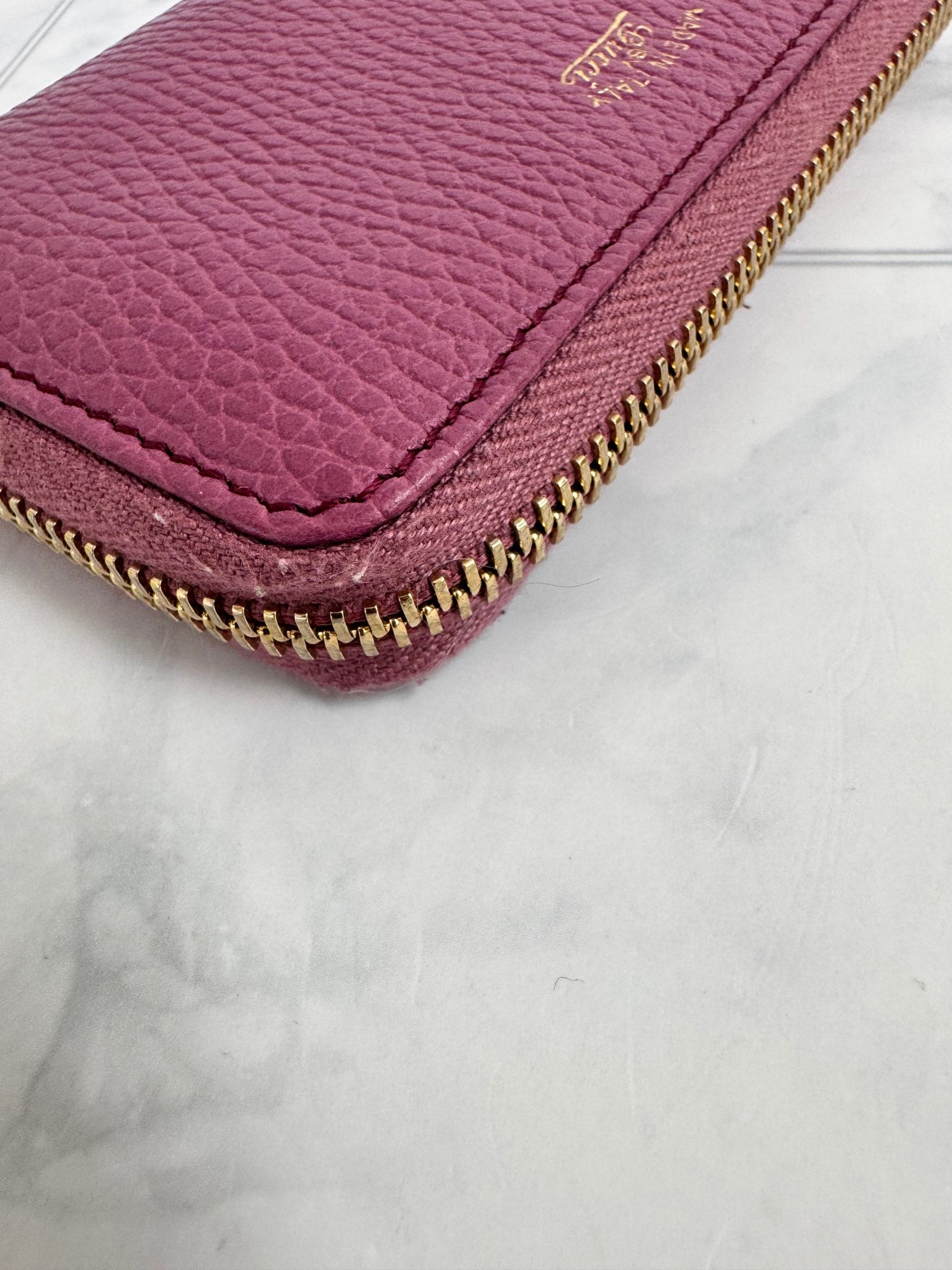 Gucci Fuchsia Grained Leather Swing Compact Zippy Wallet