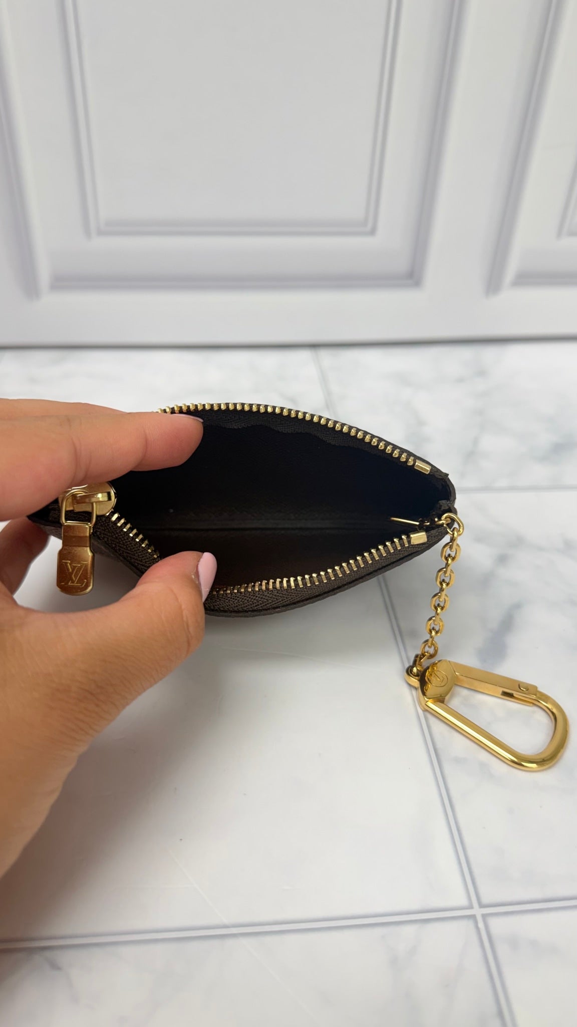 LIKE NEW - Louis Vuitton Damier Ebene Key Cles 