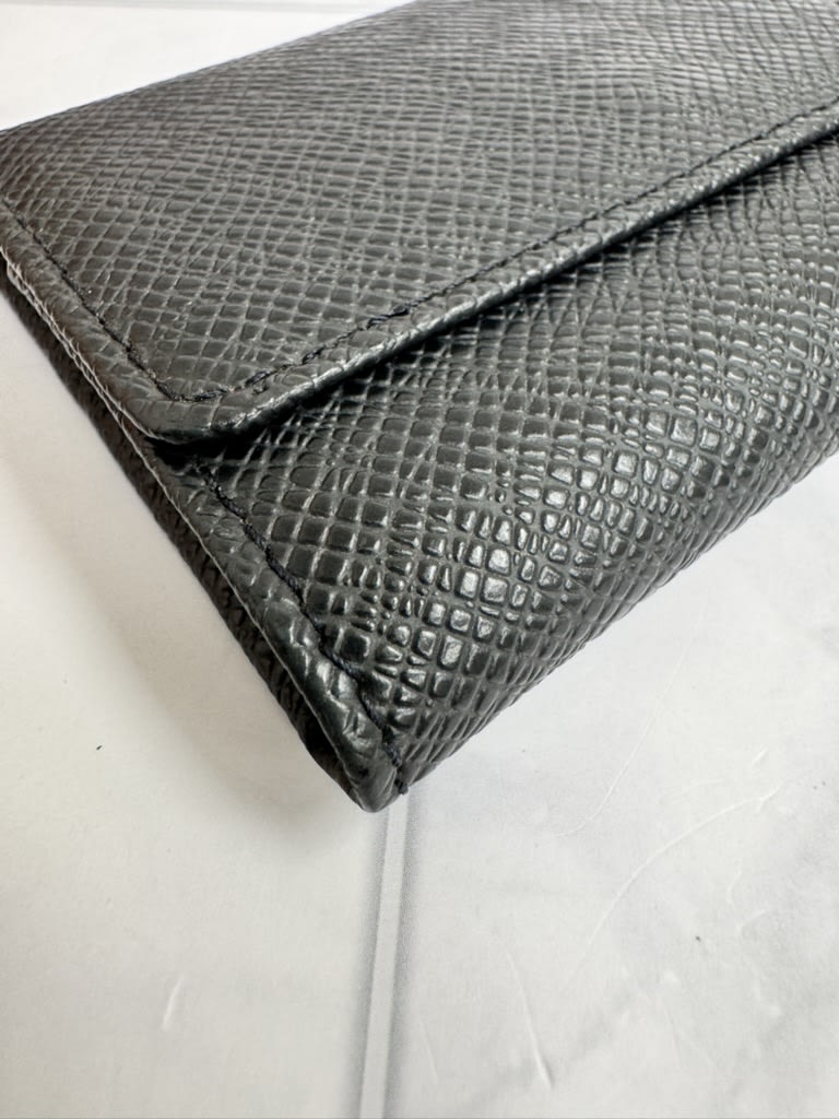 Louis Vuitton Black Taiga 6 Key Case 