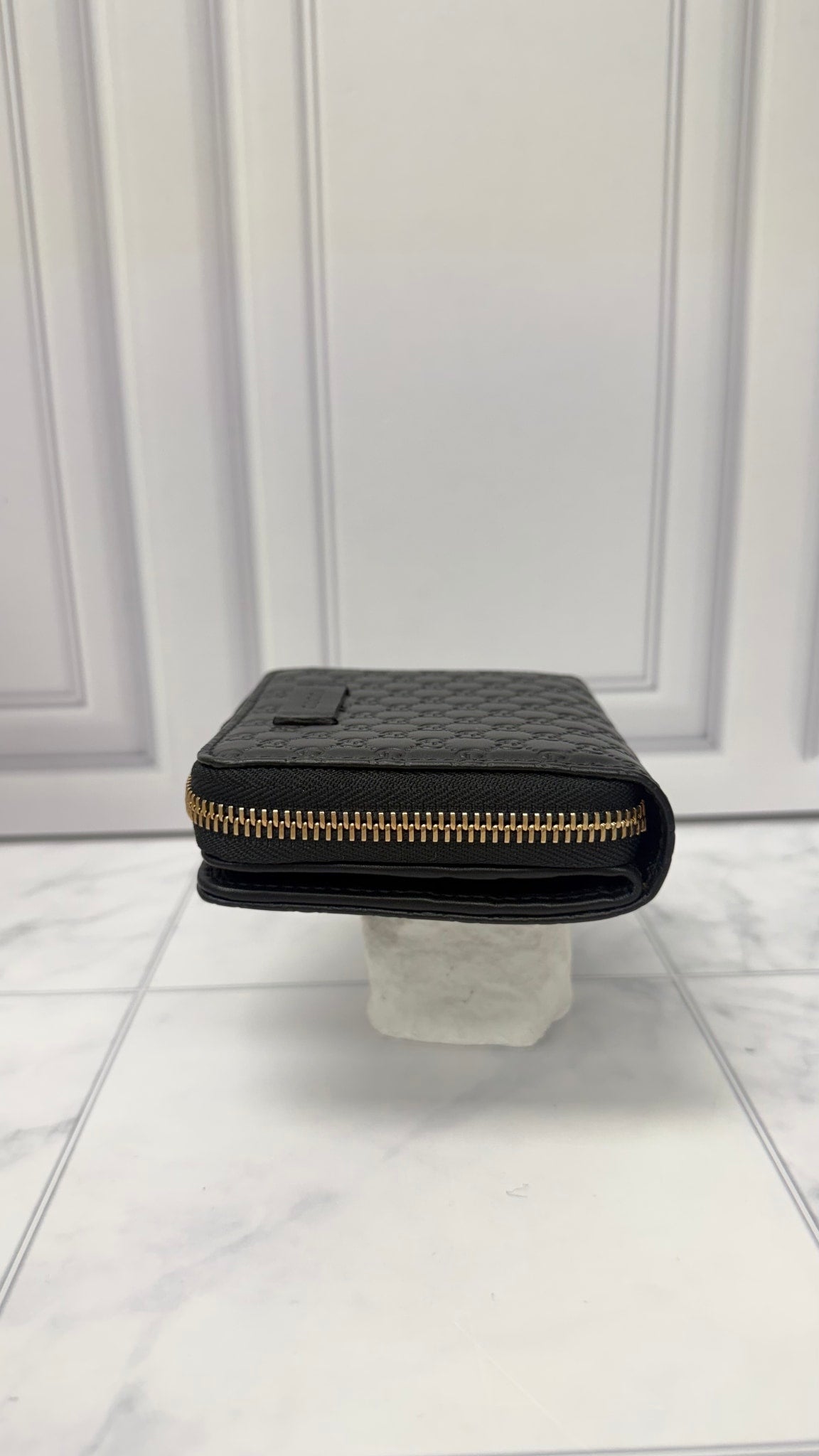 LIKE NEW - Gucci Black Microguccissima Leather Zippy Compact Wallet 
