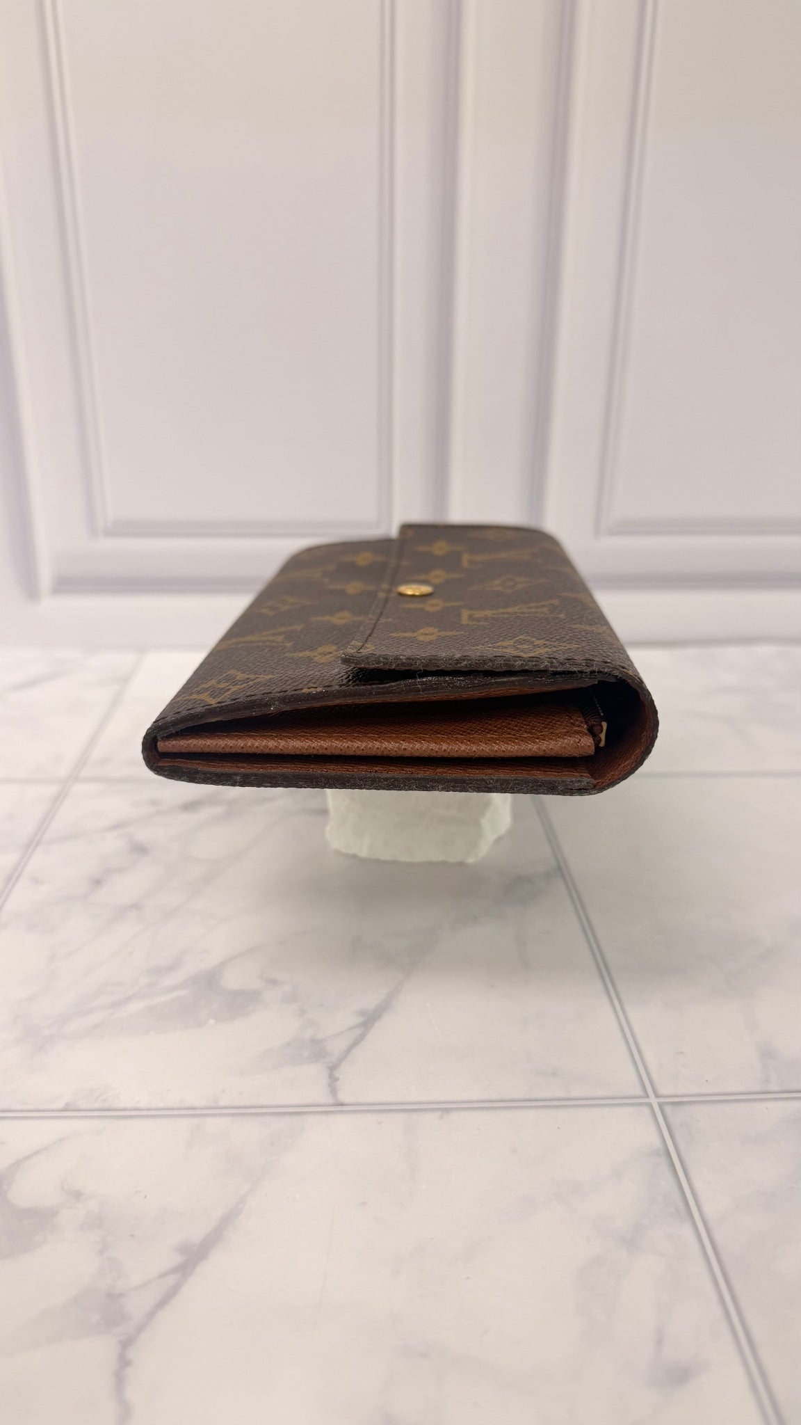 LIKE NEW - Louis Vuitton Monogram Sarah Wallet 