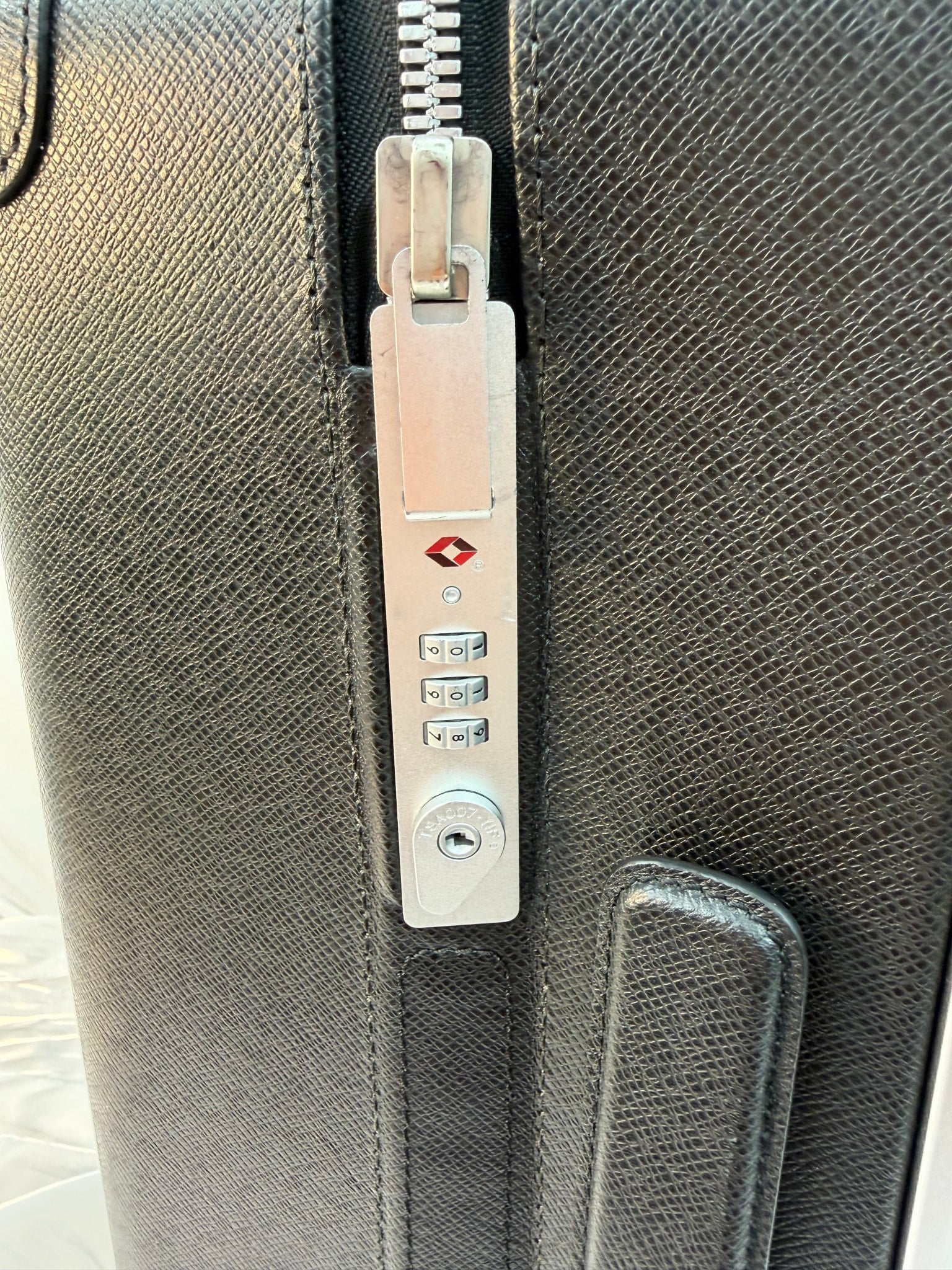 Louis Vuitton Black Leather Taiga Horizon 55 Roller Bag