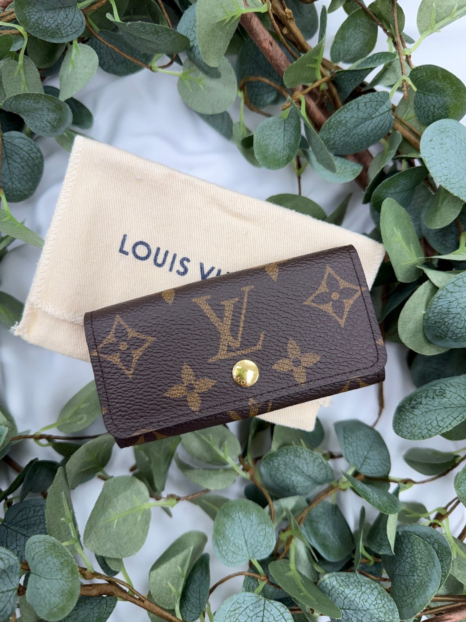 LIKE NEW- Louis Vuitton Monogram 4 Key Ring Case