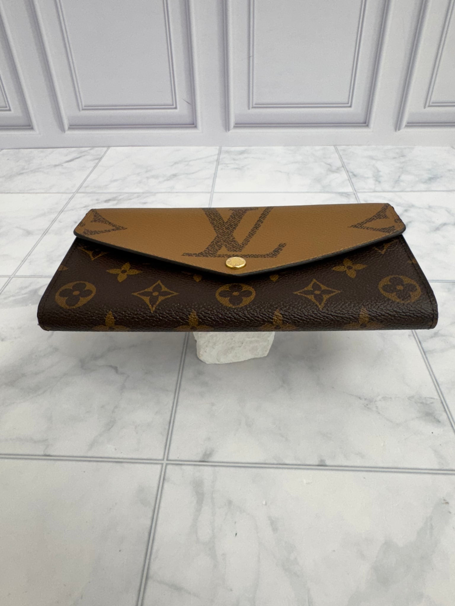 LIKE NEW - Louis Vuitton Reverse Monogram Sarah Wallet