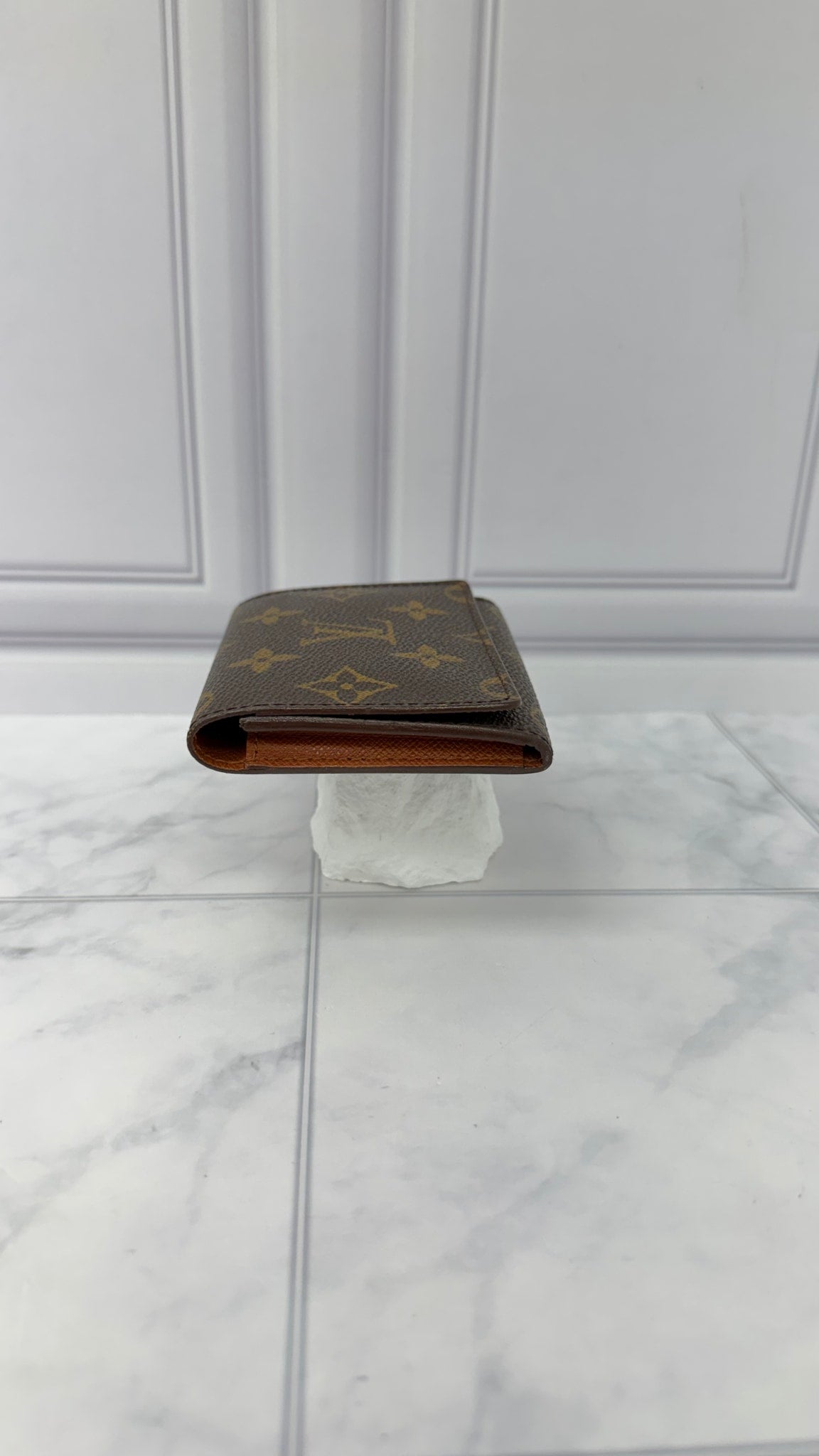 LIKE NEW - Louis Vuitton Monogram Card Case 