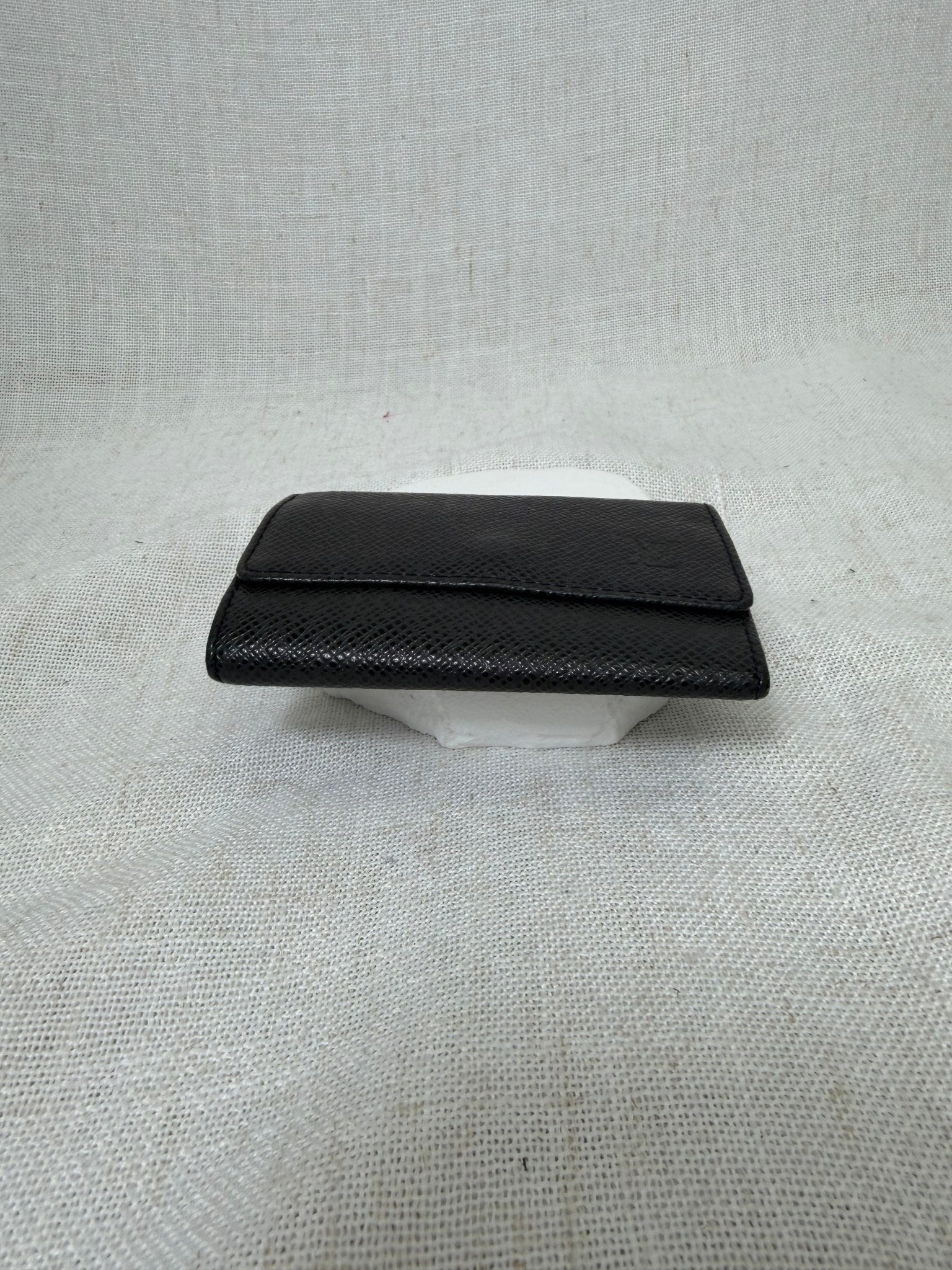Louis Vuitton Black Taiga Leather 6 Key Holder Case