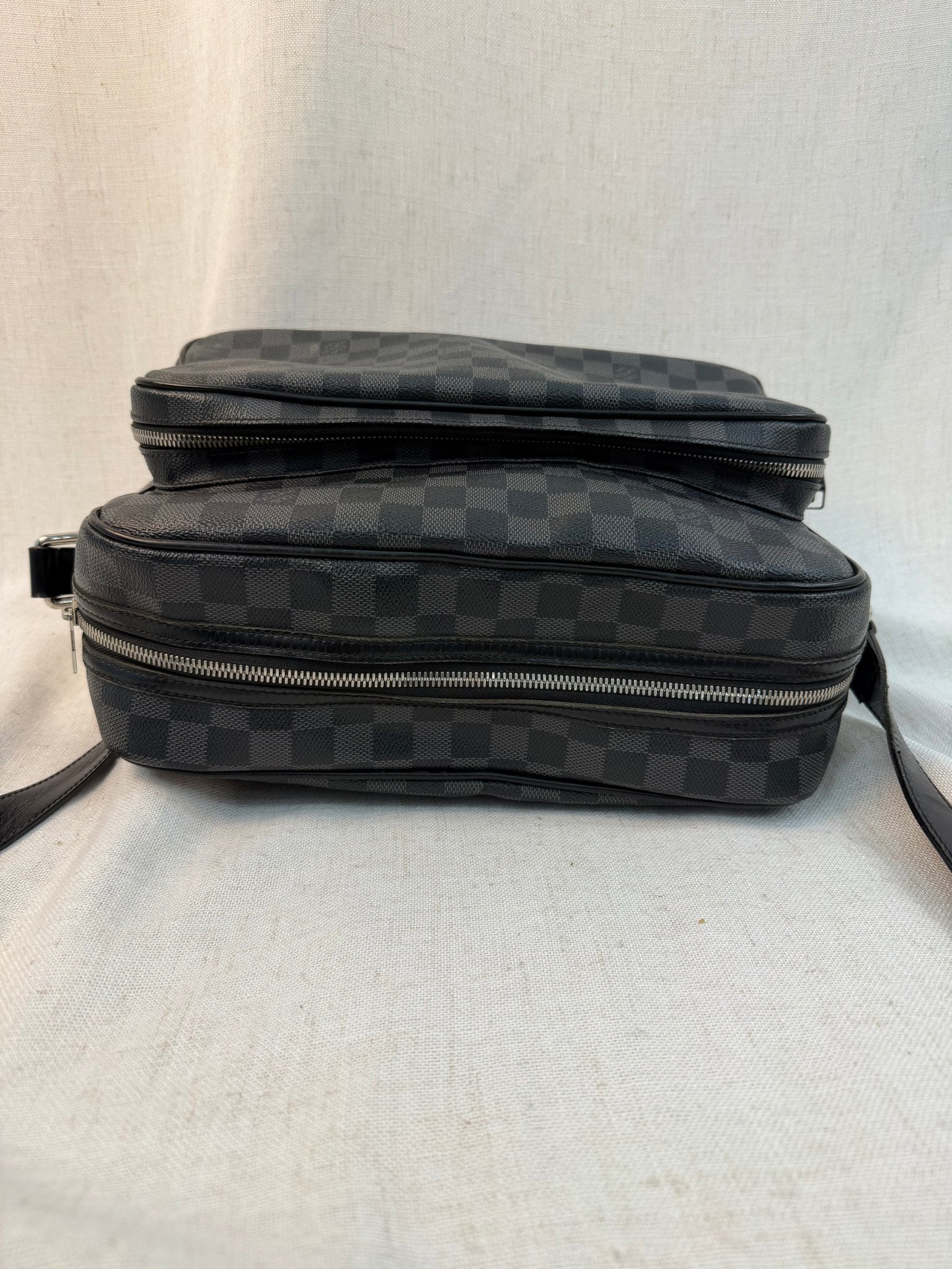 Louis Vuitton Damier Graphite Leoh Messenger Bag