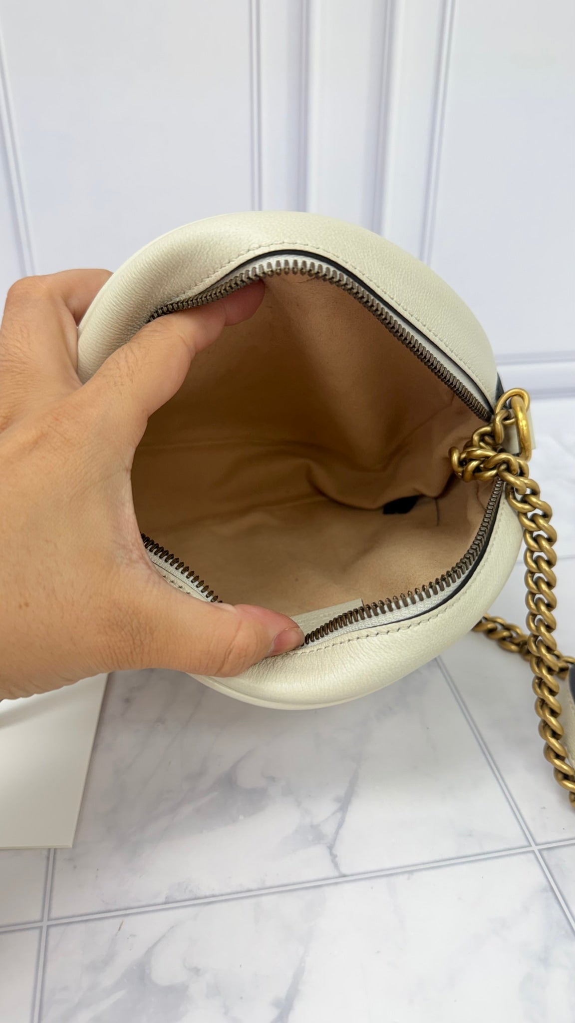LIKE NEW - Gucci White Leather GG Marmont Round Crossbody Bag 