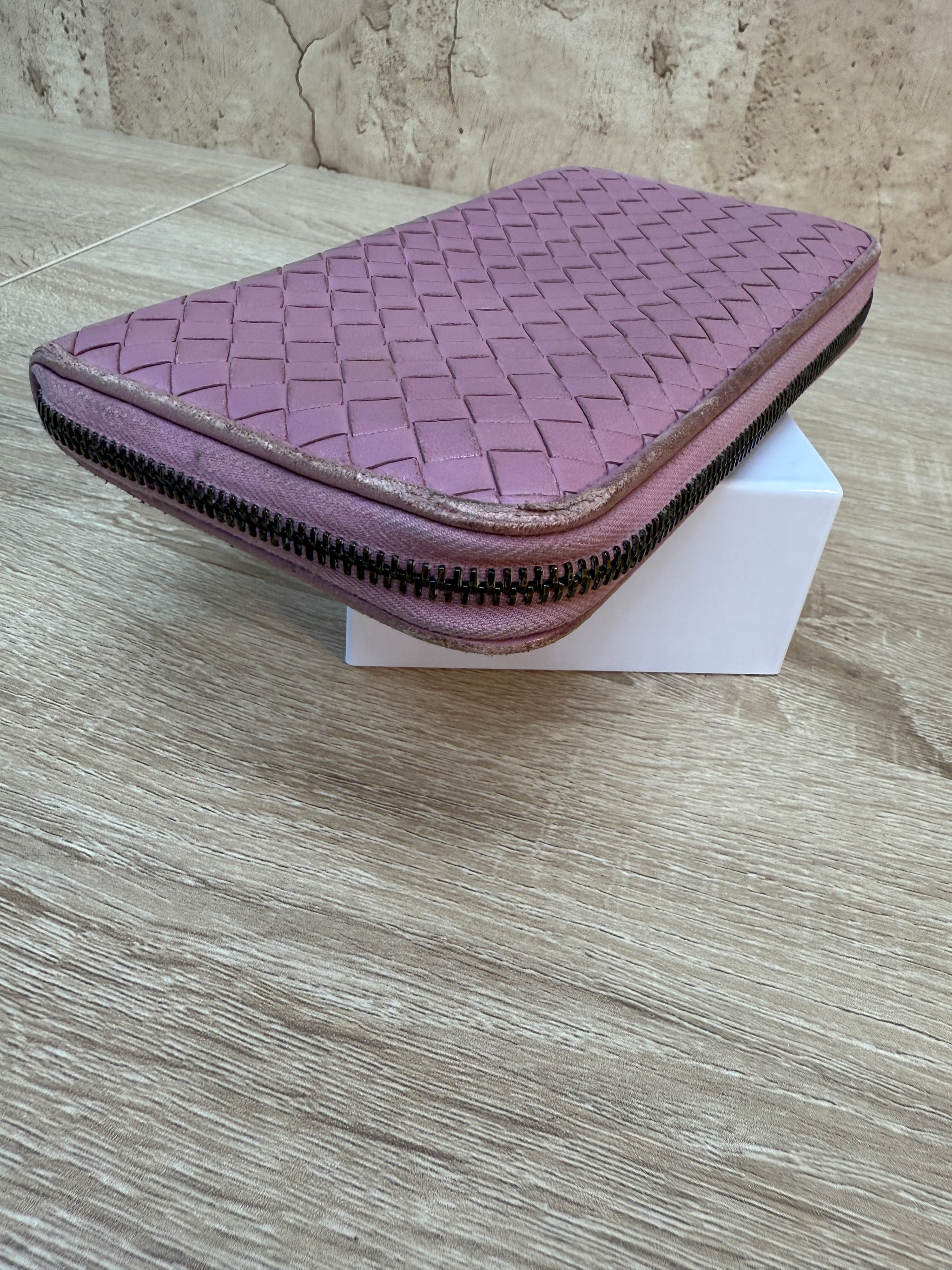 Bottega Veneta Mauve Intrecciato Leather Zippy Wallet