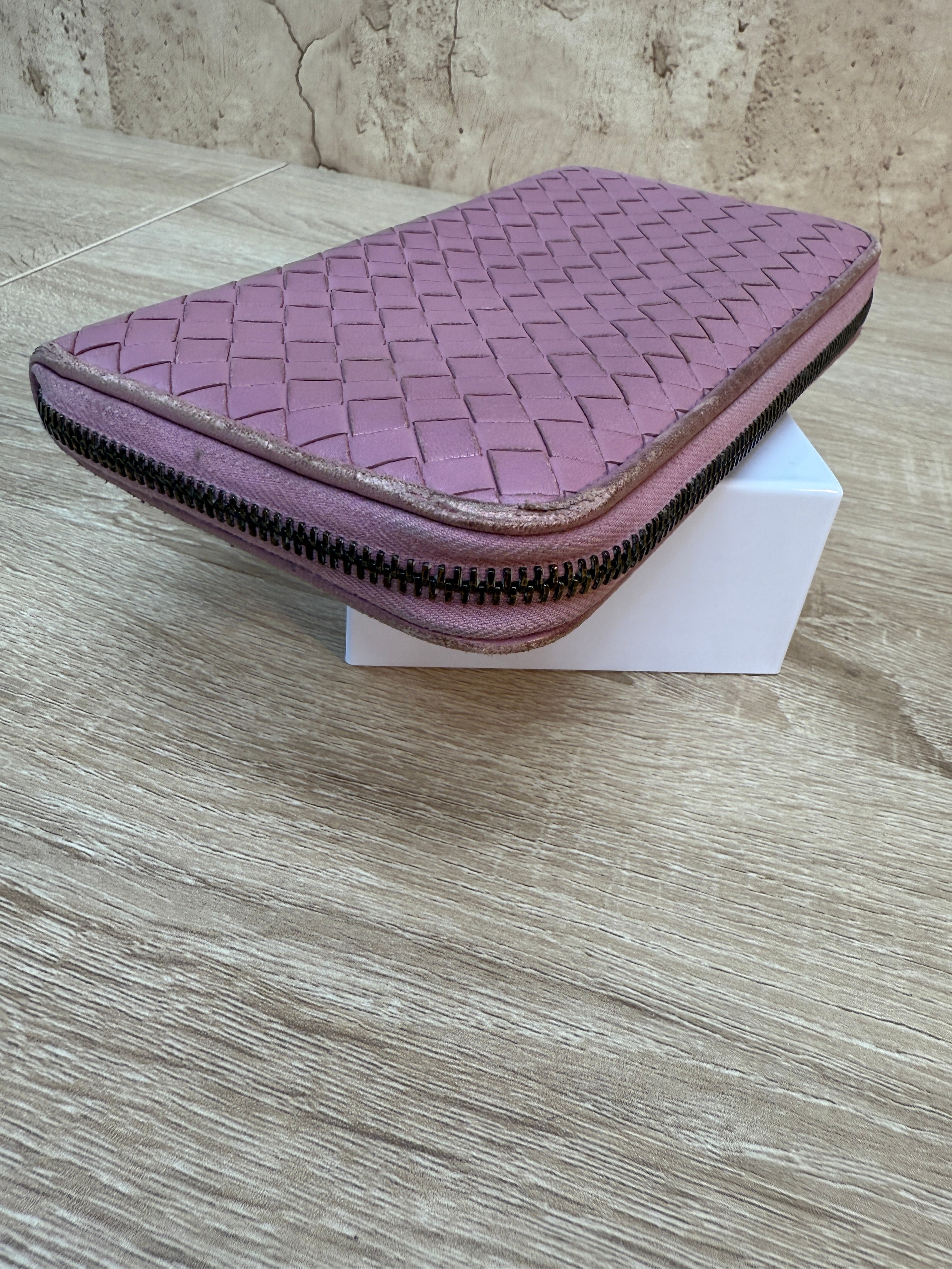 Bottega Veneta Mauve Intrecciato Leather Zippy Wallet