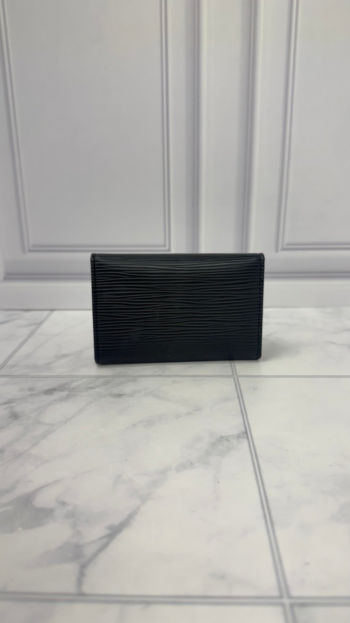 LIKE NEW - Louis Vuitton Black Epi Leather 6 Key Case