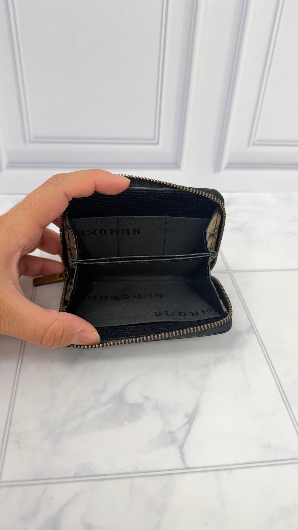 LIKE NEW - Burberry Black Grained Leather Zippy Compact Wallet 