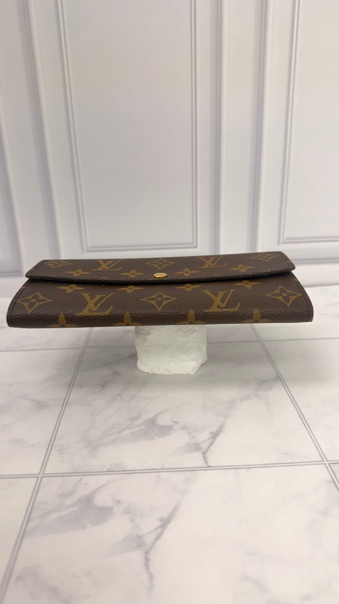 LIKE NEW - Louis Vuitton Monogram Sarah Wallet 